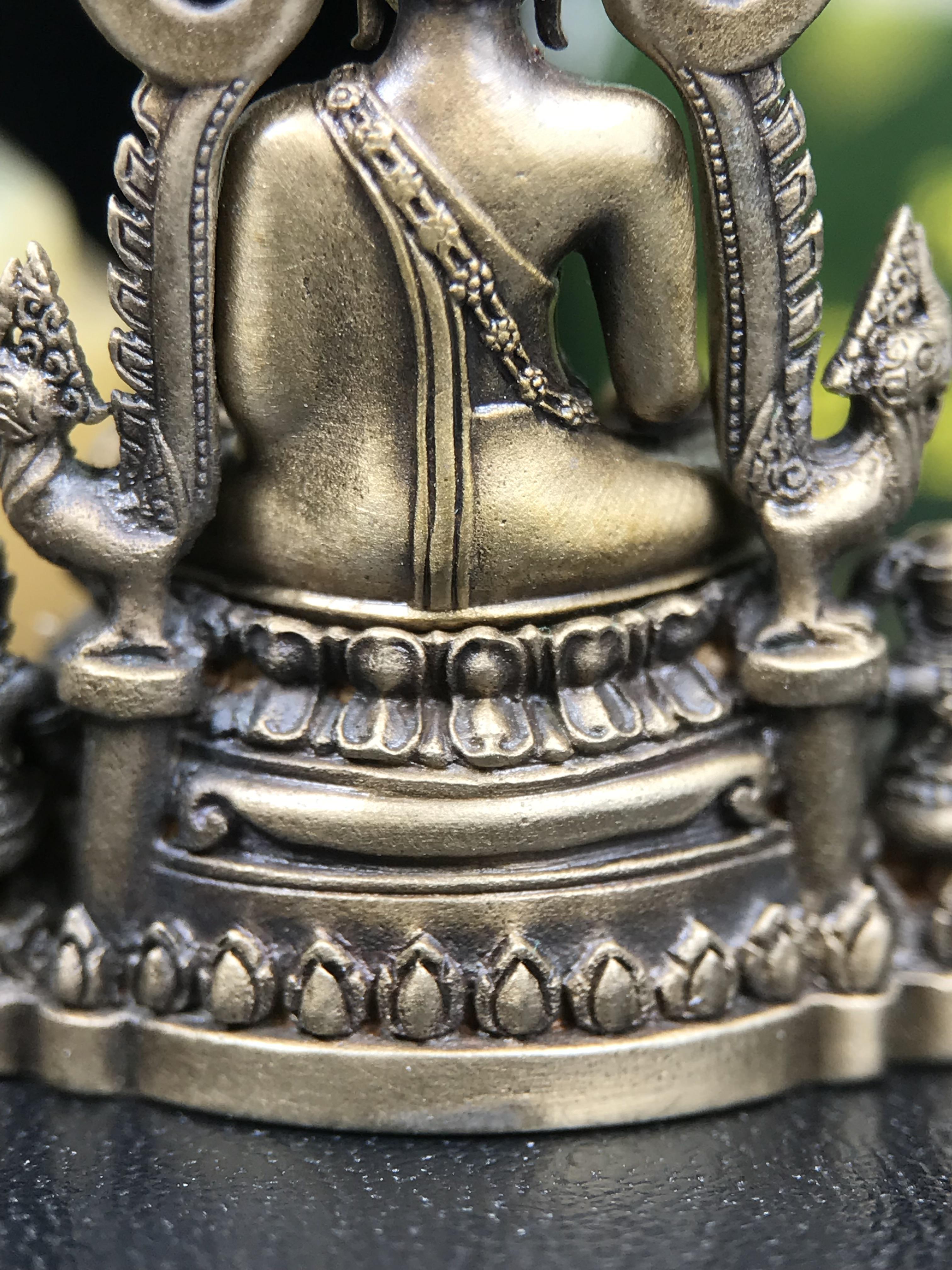 พระพุทธชินราช ภปร. 84 พรรษาในหลวงรัชกาลที่ 9 ปี 2554 พิมพ์กลางขนาดหน้าตัก 1/2 นิ้ว(สูง 3.8 ซม.) เนื้อบรอนซ์รมดำซาติน(สภาพผิวเดิมสวย) (พระราชทานมวลสาร จิตรลดาและเส้นพระเจ้า(เส้นผม)รัชกาลที่9)พุทธศิลป์ทรงคุณค่าอีกหนึ่งรุ่นยอดนิยม(องค์หมายเลข ๑๙๘๑)