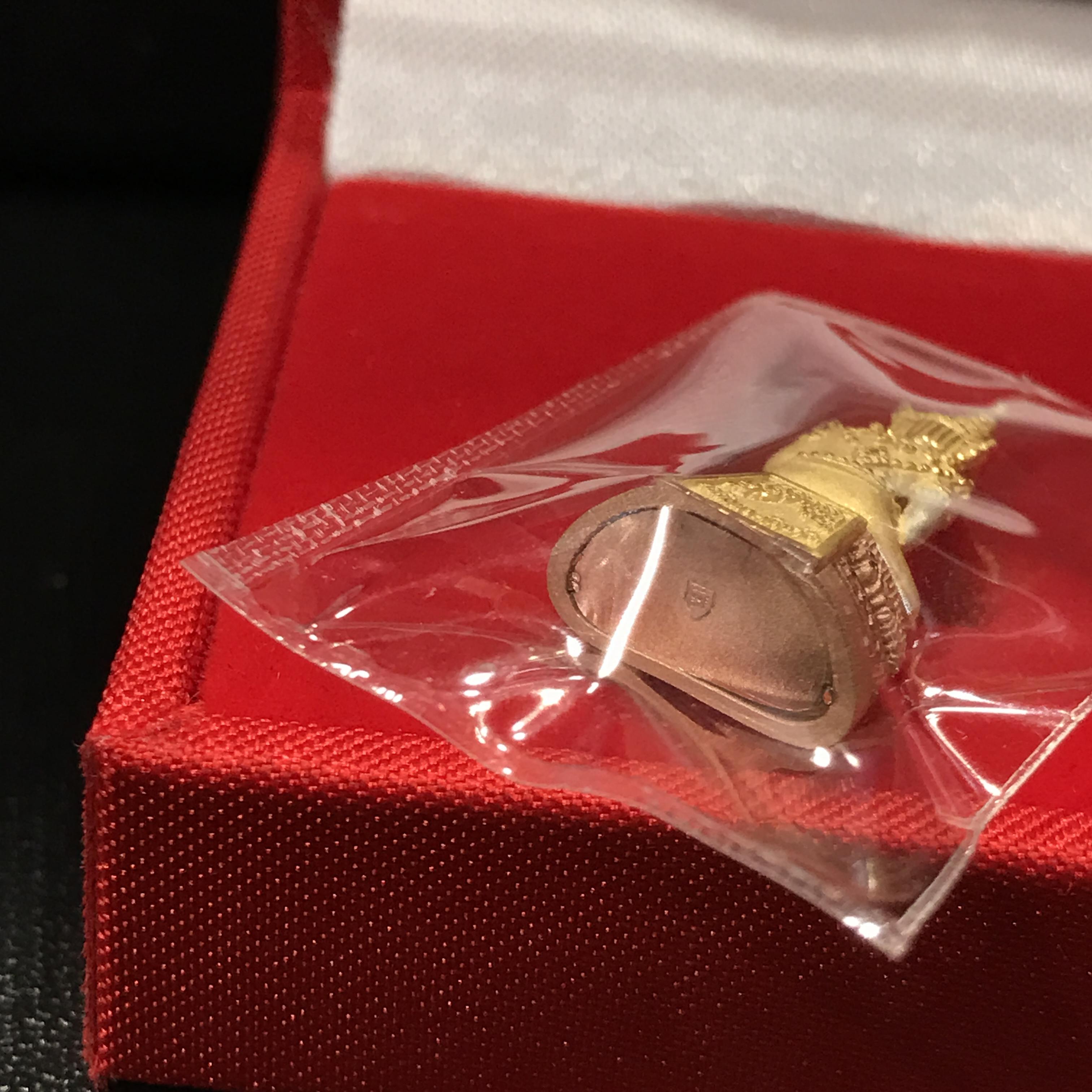 พระพุทธมหามณีรัตนปฎิมากร(พระแก้วมรกต)รุ่น เฉลิมพระเกียรติ วัดพระศรีรัตนศาสดารามราม(วัดพระแก้ว) ปี2543 เนื้อเงินสามกษัตริย์พิมพ์เล็ก สภาพสวยซีนเดิมกล่องครบ