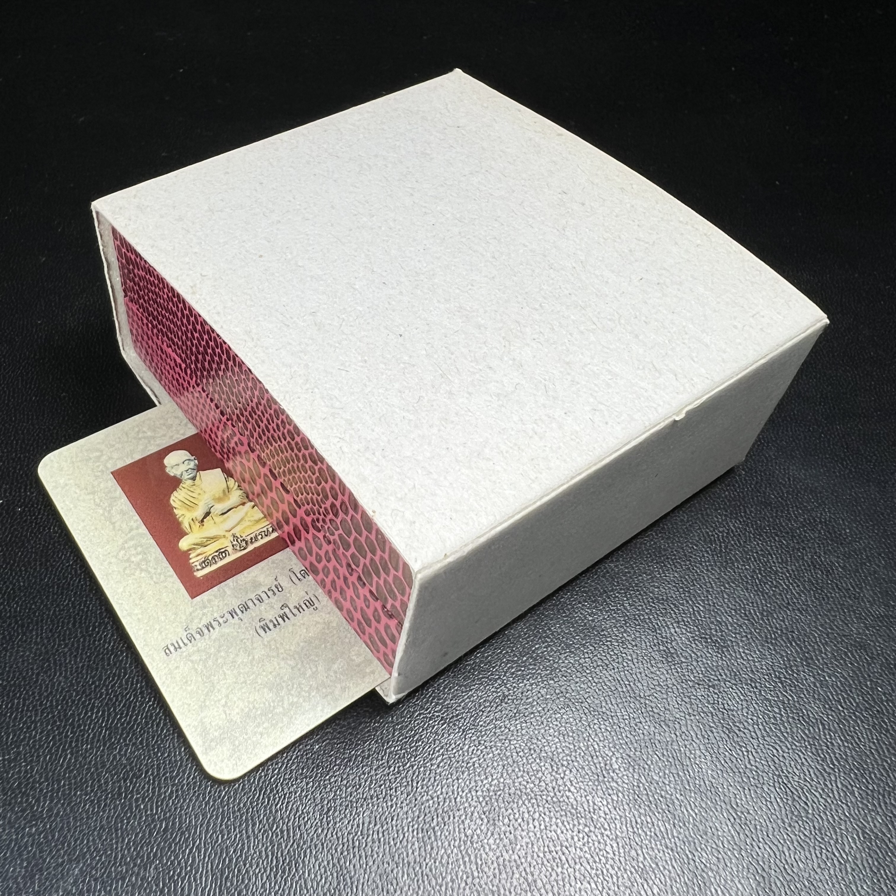 รูปเหมือนสมเด็จพระพุฒาจารย์ (โต พรหมรังสี)วัดใหม่อมตรส บางขุนพรหม ปี2540 รุ่นกาญจนาภิเษก จัดสร้างในวโรกาสที่รัชกาลที่ 9 ทรงครองสิริราชสมบัติ ครบ 50ปี ลอยองค์พิมพ์ใหญ่ เนื้อเงินบริสุทธิ์ 99.9% แบบชุบสามกษัตริย์ขัดเงาบางส่วน พร้อมกล่องบรรจุใบรับรองเดิมครบ