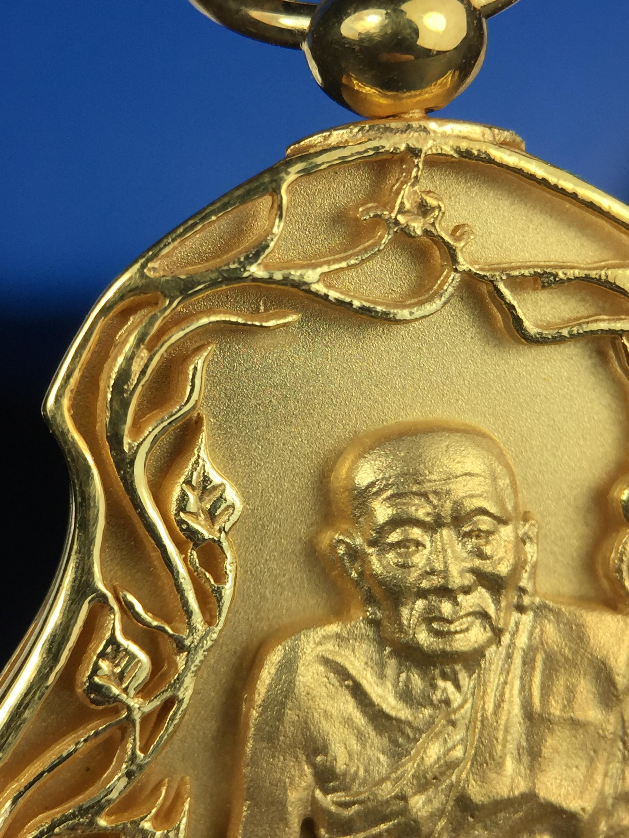 เหรียญหลวงปู่ทวด พระนามาภิไธย สก. แบบงานฉลุโบราณ(HAND MADE) ปี 2544 ชุดทองคำ(เนื้อทองคำ(15.16 กรัม)+เนื้อเงิน+เนื้อบรอนซ์)พิธีปลุกเสก ณ อุโบสถวัดช้างให้ และ พิธีมังคลาภิเษก ณ พระอุโบสถ วัดพระศรีรัตนศาสดาราม(วัดพระแก้ว) (1 ใน 500 ชุด)พบเจอน้อยหายากมาก