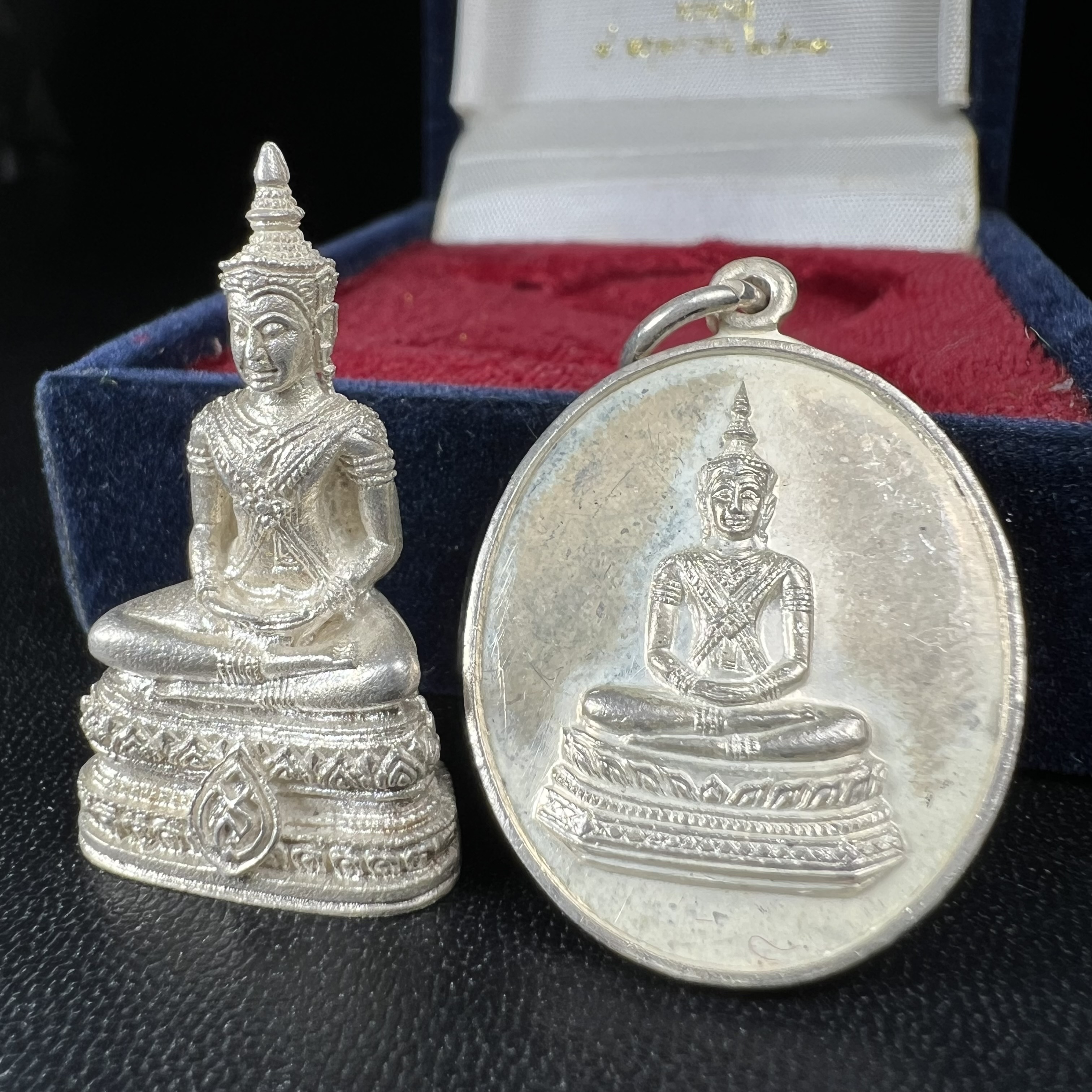 พระวาสนะเวศม์ พร้อมเหรียญ ชุดกรรมการ เนื้อเงิน(หายากพบเจอน้อย) สร้างในโอกาสสมเด็จย่าทรงเปิดสถานสงเคราะห์คนชรา 8 พฤษภาคม ปี 2530 กรมประชาสงเคราะห์จัดสร้าง พิธีปลุกเสก วัดบวรนิเวศวิหาร