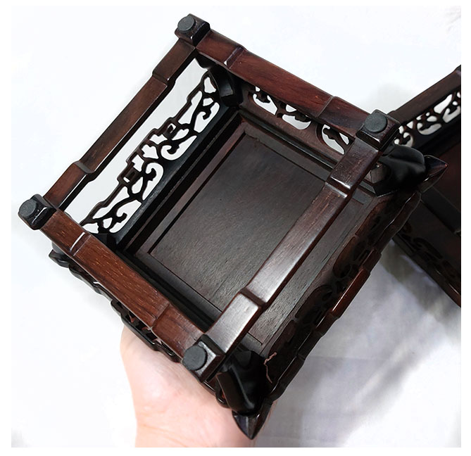 กี๋หรือฐานไม้สไตล์จีน สำหรับวางของตั้งโชว์ ท๊อป11.5cmx11.5cm ตัวละ