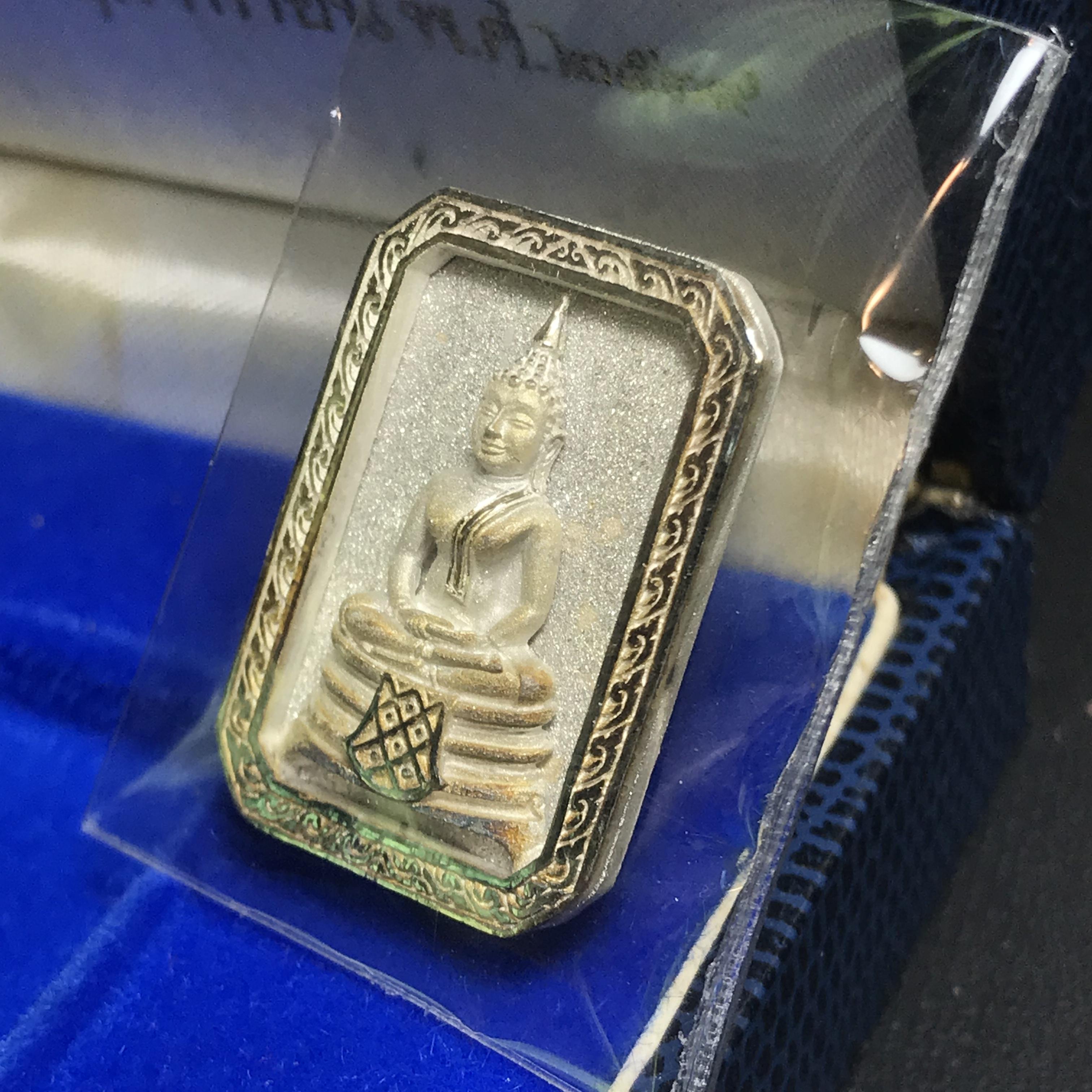 พระพุทธโสธร(หลวงพ่อโสธร) รุ่นสร้างอุโบสถ ปี2539 เนื้อเงิน พิมพ์แปดเหลี่ยม(หายาก) สภาพสวยผิวเดิมกล่องบรรจุเดิมครบสมบูรณ์