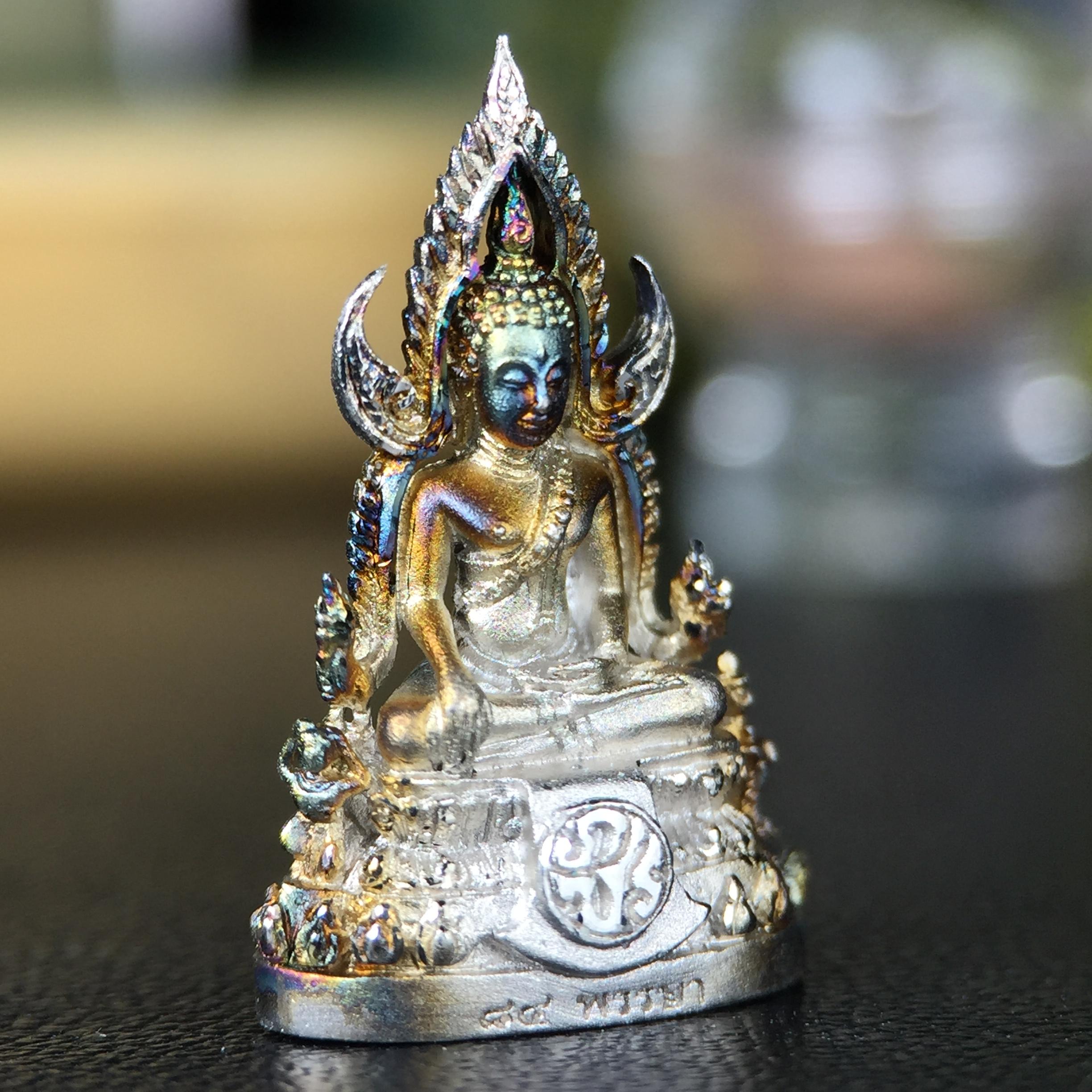 พระพุทธชินราช(จำลอง) ภปร. 84 พรรษา เนื้อเงินชุบทองคำขาว พิมพ์เล็กขนาดหน้าตัก 1/4 นิ้ว (สภาพผิวเดิมสวย ขึ้นสีรุ้งธรรมชาติ แบบนิยม)(พระราชทานมวลสาร จิตรลดาและเส้นพระเจ้า(เส้นผม))