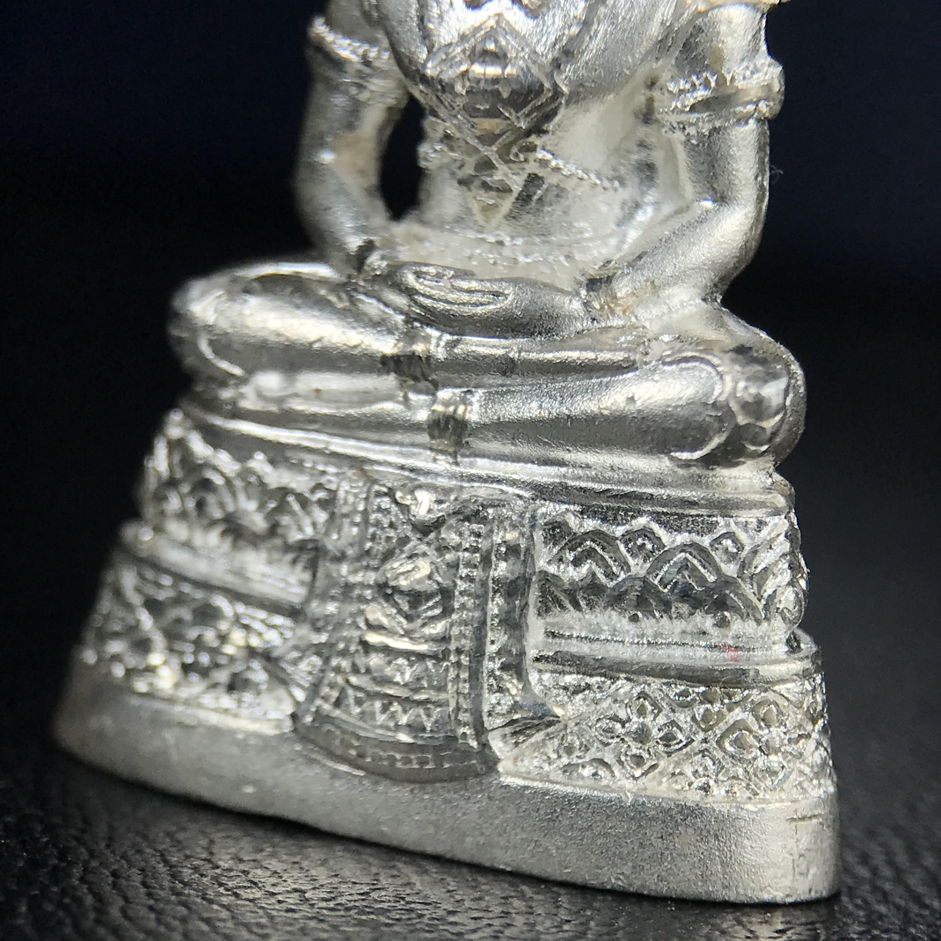 พระแก้วมรกต กรมสรรพสามิตจัดสร้างขึ้นเนื่องในโอกาสครบรอบ 64 ปีของกรมสรรพสามิต และเนื่องในวโรกาสที่พระบาทสมเด็จพระเจ้าอยู่หัวรัชกาลที่ 9 ทรงครองราชย์ครบ50ปีเมื่อ พ.ศ.2539 เนื้อเงินทรายนวลขัดเงา พร้อมกล่องบรรจุเดิมสวยครบสมบูรณ์