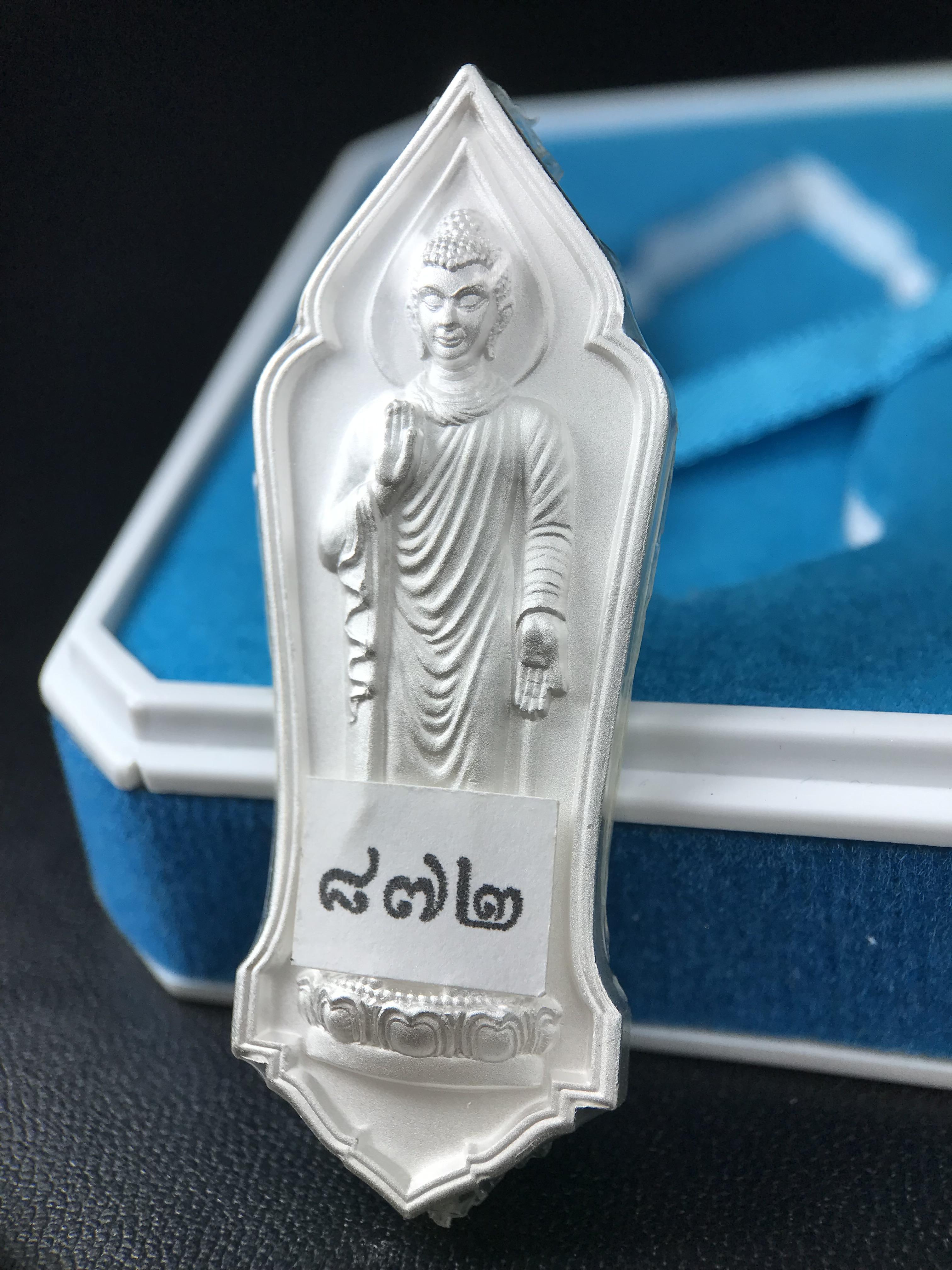 เหรียญที่ระลึกพระพุทธเมตตาประชาไทยไตรโลกนาถคันธารราฐอนุสรณ์ หลัง ภปร. และ สก. วัดทิพย์สุคนธาราม จ.กาญจนบุรี ปี 2558 เนื้อเงิน 99.99% ขนาดสูง 4.6 ซม. ที่ระลึก ร.9 พระชนมพรรษาครบ 7 รอบ และ สมเด็จพระราชินี พระชนมพรรษา 80 พรรษา พิธีใหญ่(หายาก1 ใน 999 เหรียญ)