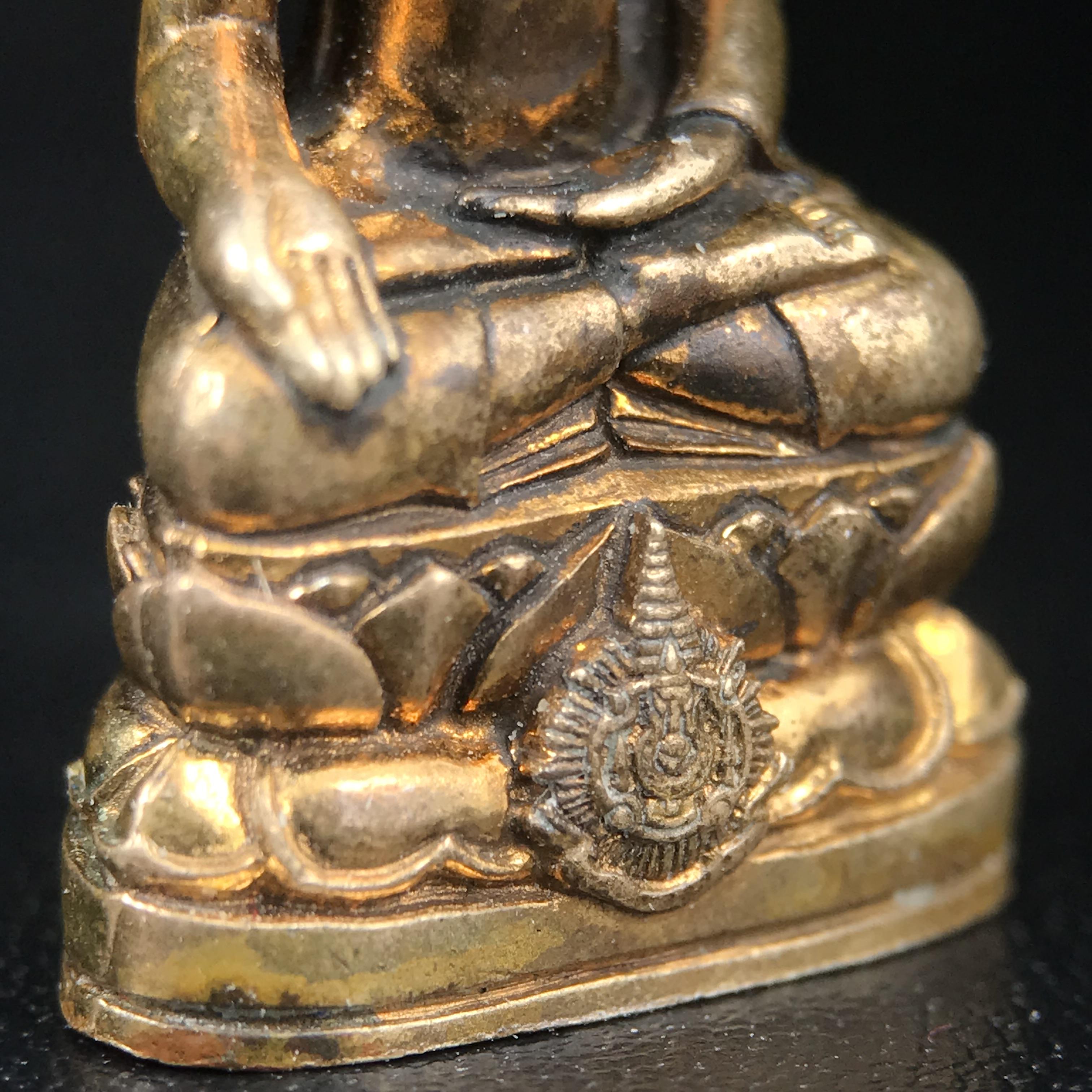 พระกริ่งไพรีพินาศ บรรจุเหล็กไหล ครั้งแรกและครั้งเดียวในประวัติศาสตร์ เฉลิมพระเกียรติ พระบาทสมเด็จพระเจ้าอยู่หัวรัชกาลที่9 พระชนมพรรษา 6 รอบ ปี2542 เนื้อสัมฤทธิ์(บรรจุเหล็กไหล)ดีนอก-ดีใน พิธีใหญ่ มวลสารเด่น(พิเศษกรรมการ ตอก 2 โค๊ต หมายเลข ๒๒๑๘)หายาก