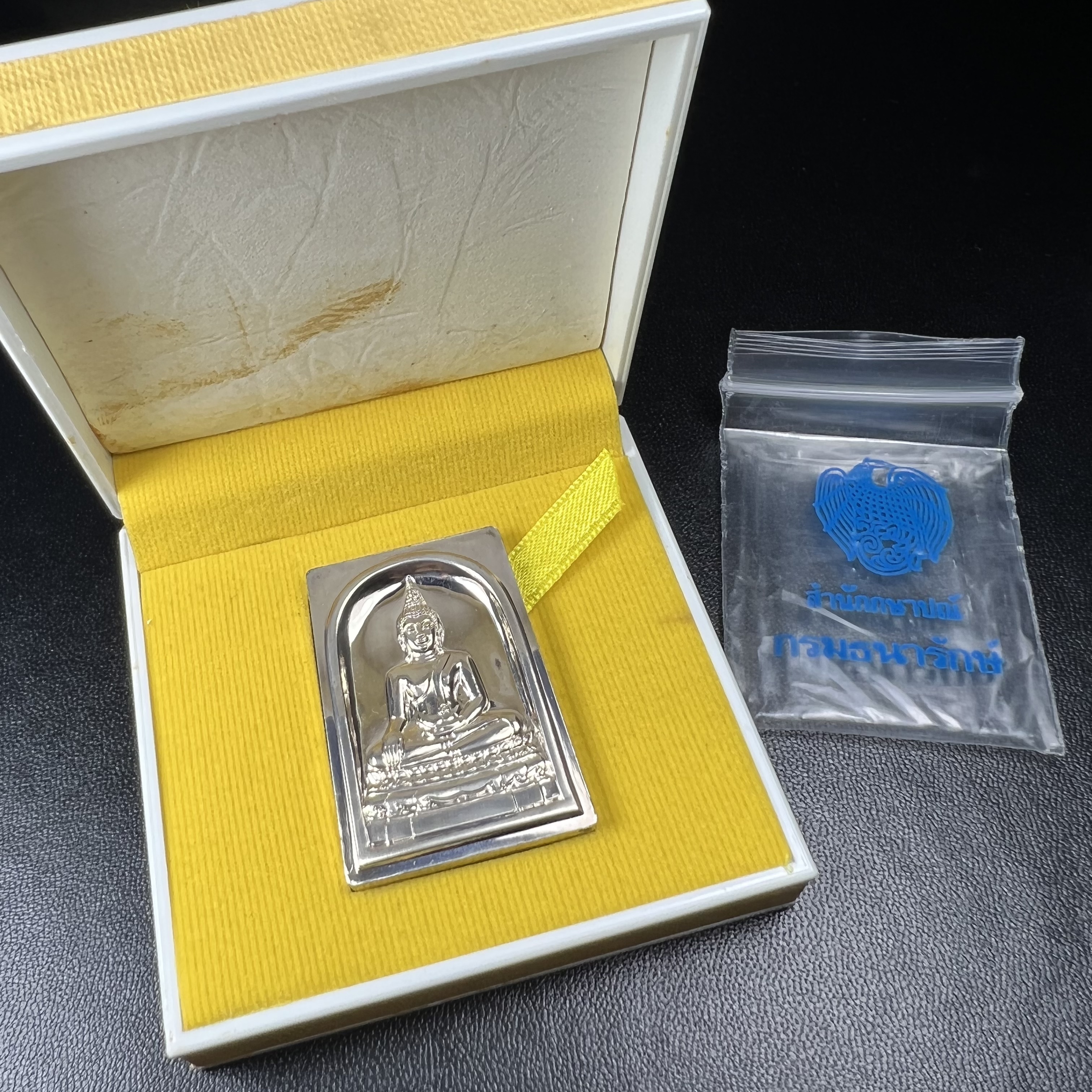 พระพุทธชินสีห์ หลังตรา ปรมาภิไธยย่อ ภปร. ในวโรกาสเฉลิมพระชมพรรษาในหลวงรัชกาลที่9 ครบ 7 รอบ และ ที่ระลึกสมโภชวัดบวรนิเวศวิหารครบ 175 ปี พ.ศ.2554 เหรียญเนื้อเงิน พิมพ์ใหญ่ ขนาดสูง 3.8 ซม. พร้อมกล่องบรรจุเดิมพระราชทาน(1 ใน 1585 เหรียญ)หายาก