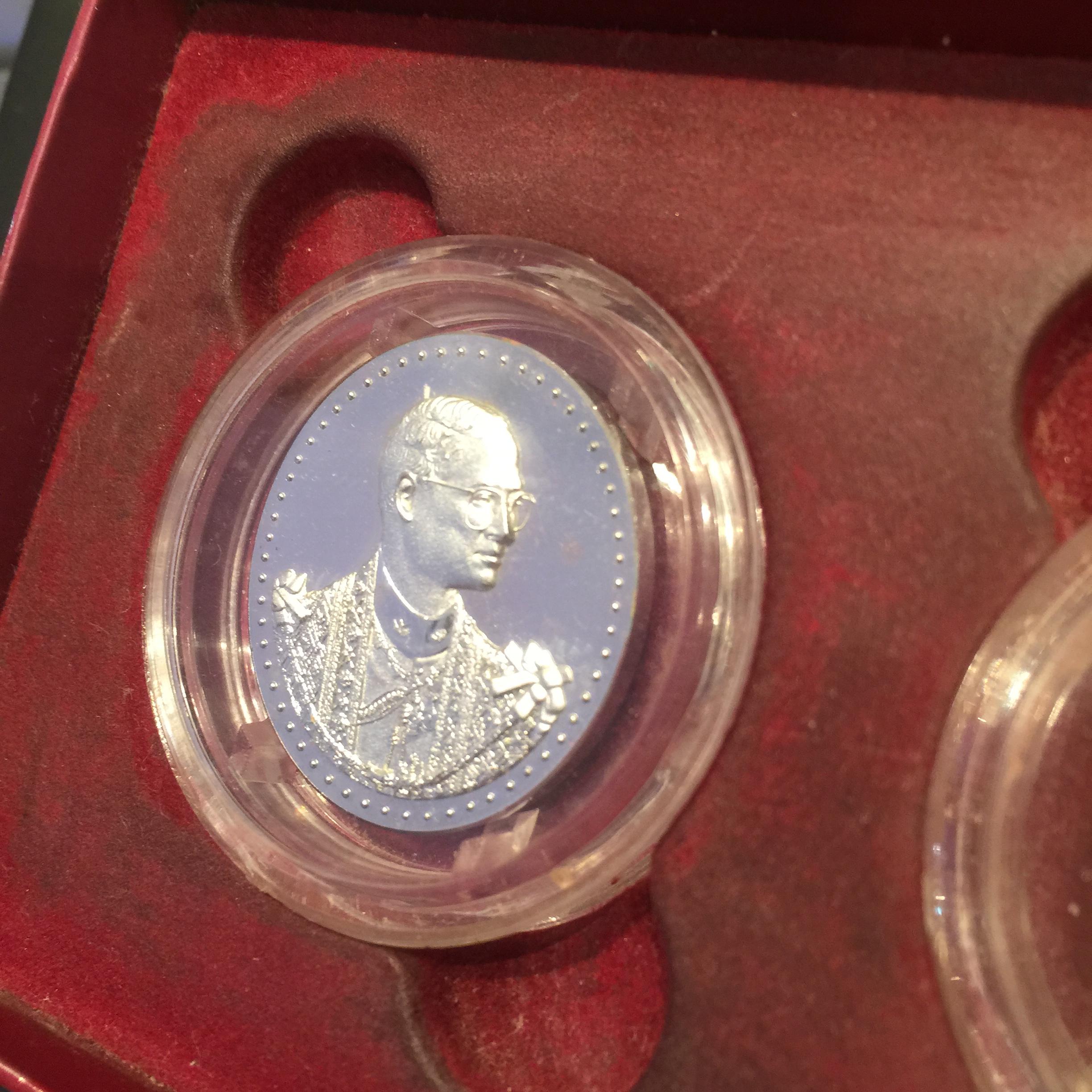 ชุดเหรียญ พระบาทสมเด็จพระเจ้าอยู่หัว 75 พรรษา