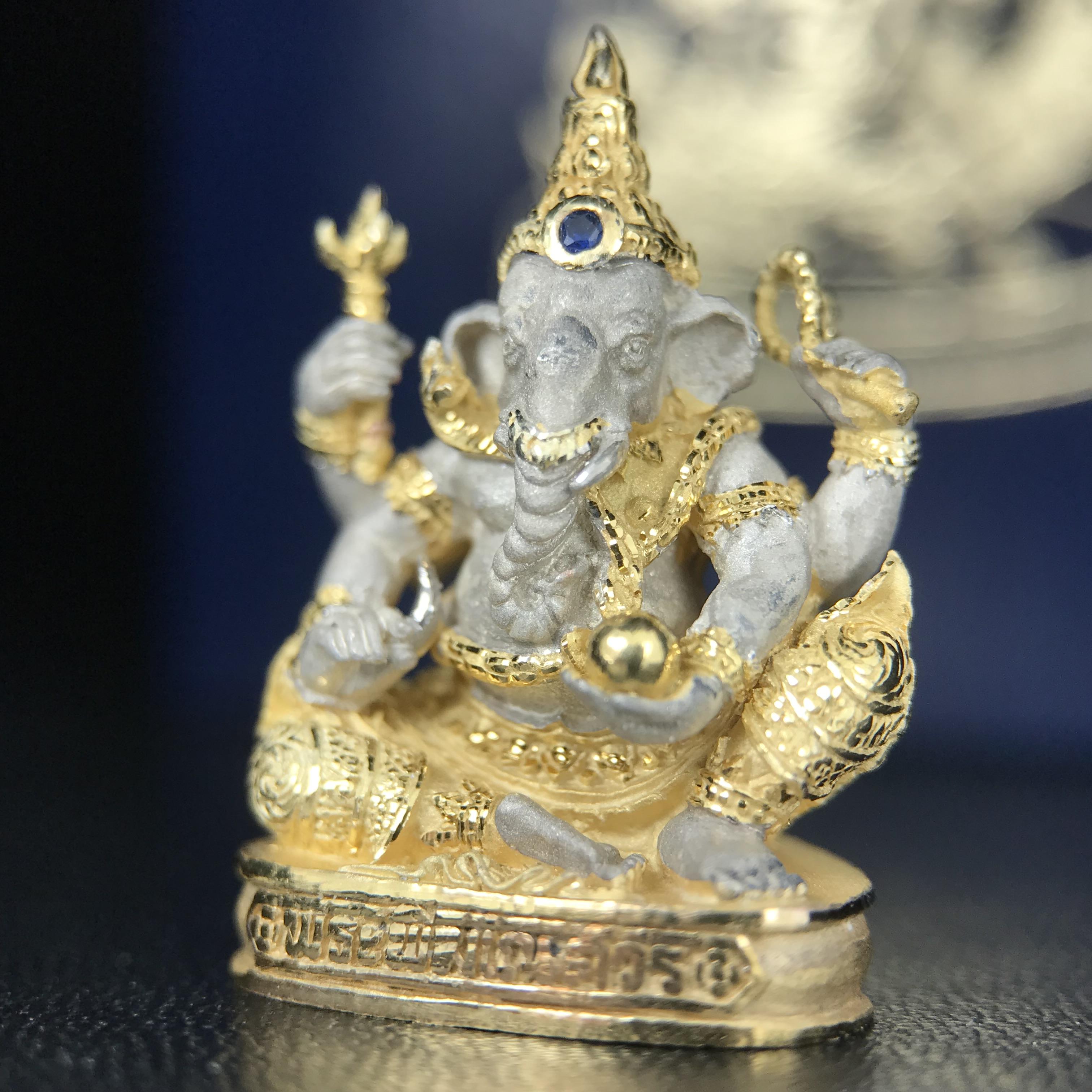 พระพิฆเนศ เทวสถานโบสถ์พราหมณ์ ปี 2539 รูปหล่อลอยองค์พระพิฆเณศวร เนื้อเงินสามกษัตริย์ ฝังพลอยน้ำเงิน(พ่นทรายขัดเงาบางส่วน) พิมพ์ใหญ่ขนาดประมาณ 1.8 * 2.5 ซม. ผลิตโดย บ.แพรนด้า จิวเวลรี่( พิธีใหญ่ พุทธศิลป์งดงาม)อีกหนึ่งรุ่นยอดนิยม (1 ใน 4999 องค์)หายาก