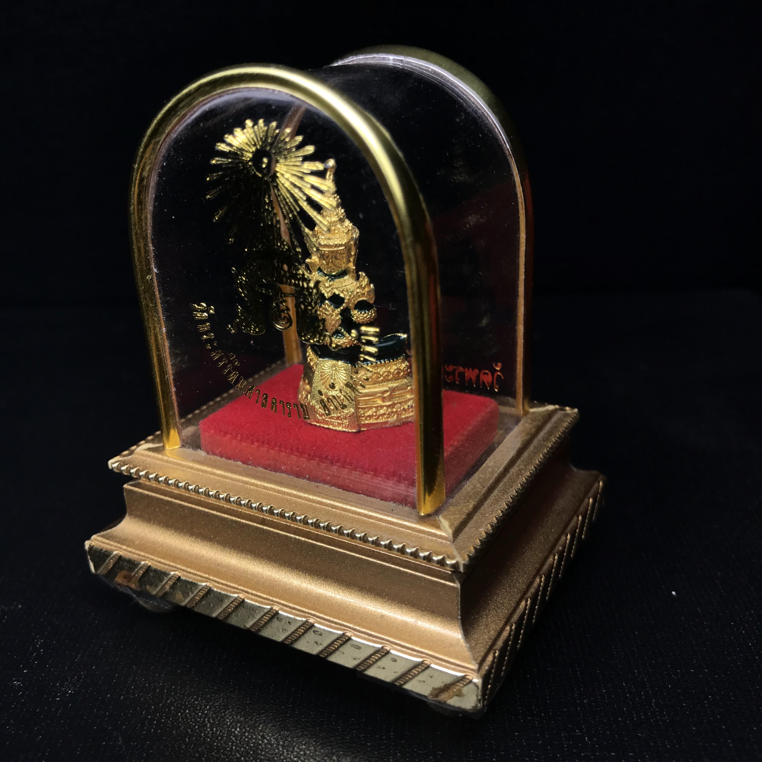 พระพุทธมหามณีรัตนปฏิมากร(พระแก้วมรกต) วัดพระศรีรัตนศาสดาราม สำนักพระราชวัง จัดสร้าง พิมพ์ฤดูร้อน หน้าตัก 1 นิ้วพร้อมครอบตู้เดิม(บรรจุมวลสารใต้ฐาน)