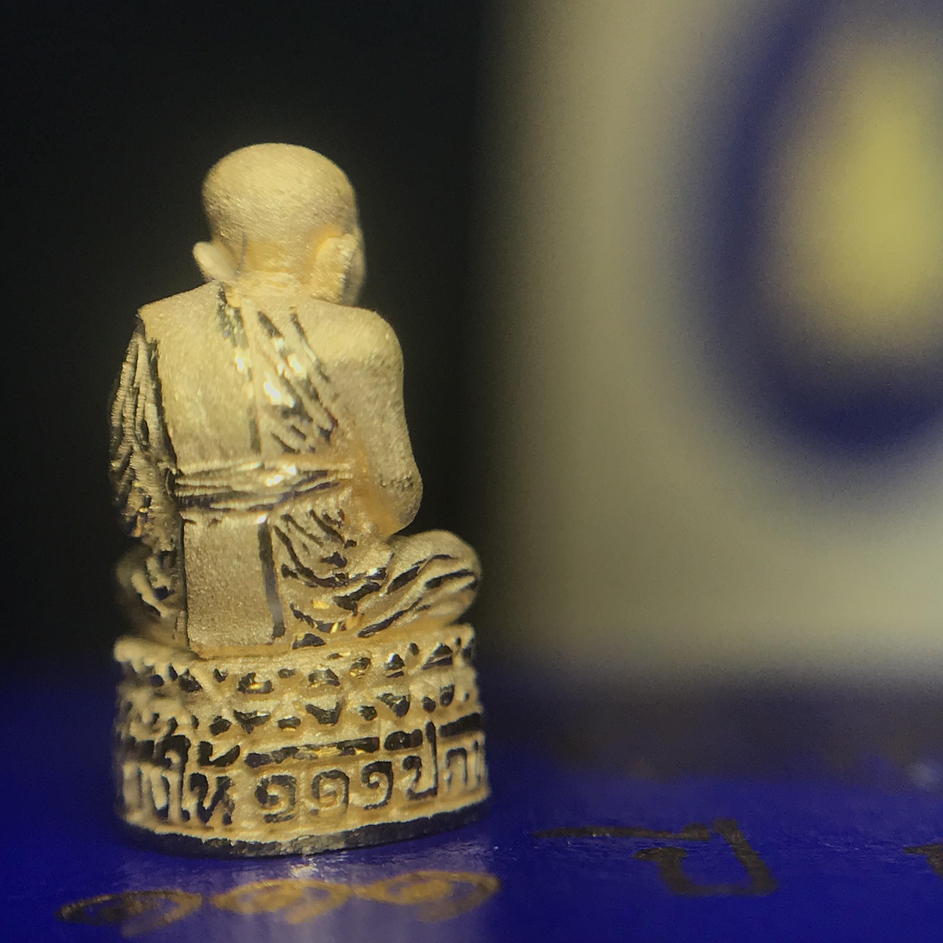 รูปหล่อลอยองค์หลวงปู่ทวด รุ่น 111ปี กระทรวงกลาโหม เนื้อทองคำพิมพ์เล็ก สร้างด้วยเนื้อทองคำบริสุทธิ์ 99.99% ปี2540 พิธีใหญ่ นิยม สภาพสวยสุดๆ พร้อมกล่องและการ์ดใบรับรองเดิม