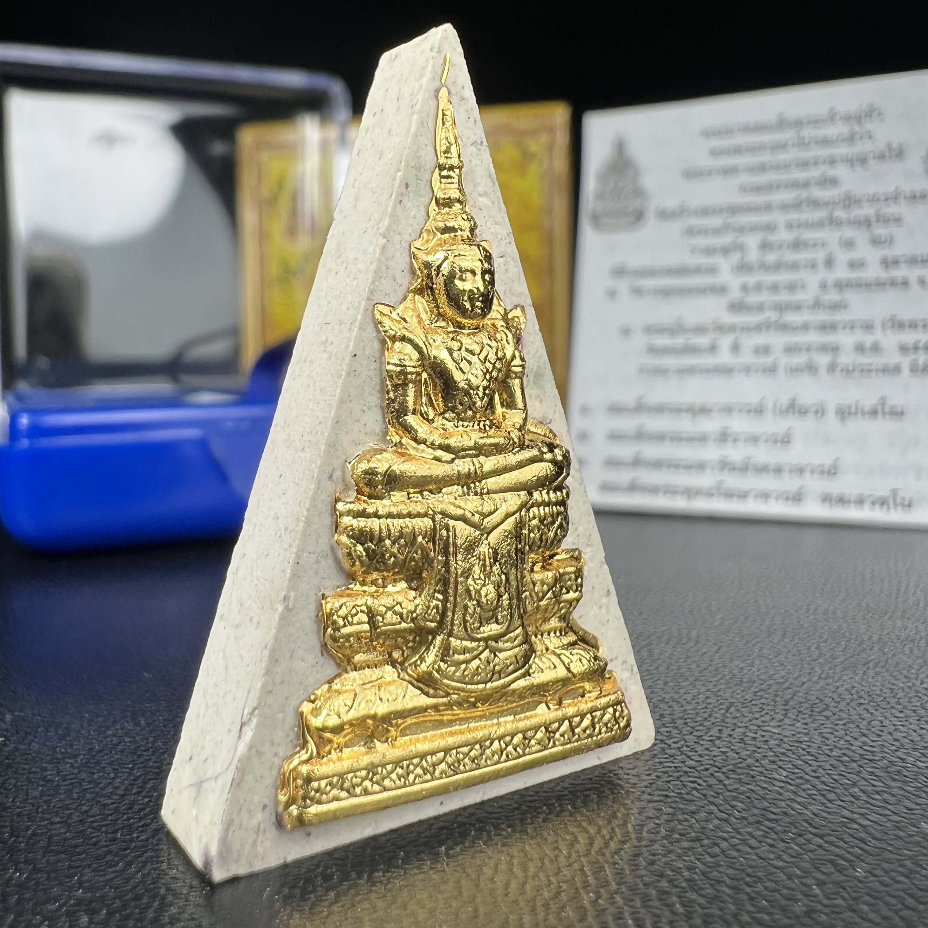 พระแก้วมรกต(จำลอง)ทรงเครื่องฤดูร้อน พระผงบูชา ด้านหน้าปิดทอง ด้านหลังตราสัญลักษณ์ฉลองสิริราชสมบัติครบ 60ปี เนื้อเงินขึ้นสีรุ้งธรรมชาติสร้างสรรค์งดงาม(รุ่นนี้ได้พระราชทานเส้นพระเจ้า(เส้นผม)รัชกาลที่9ในการจัดสร้าง)