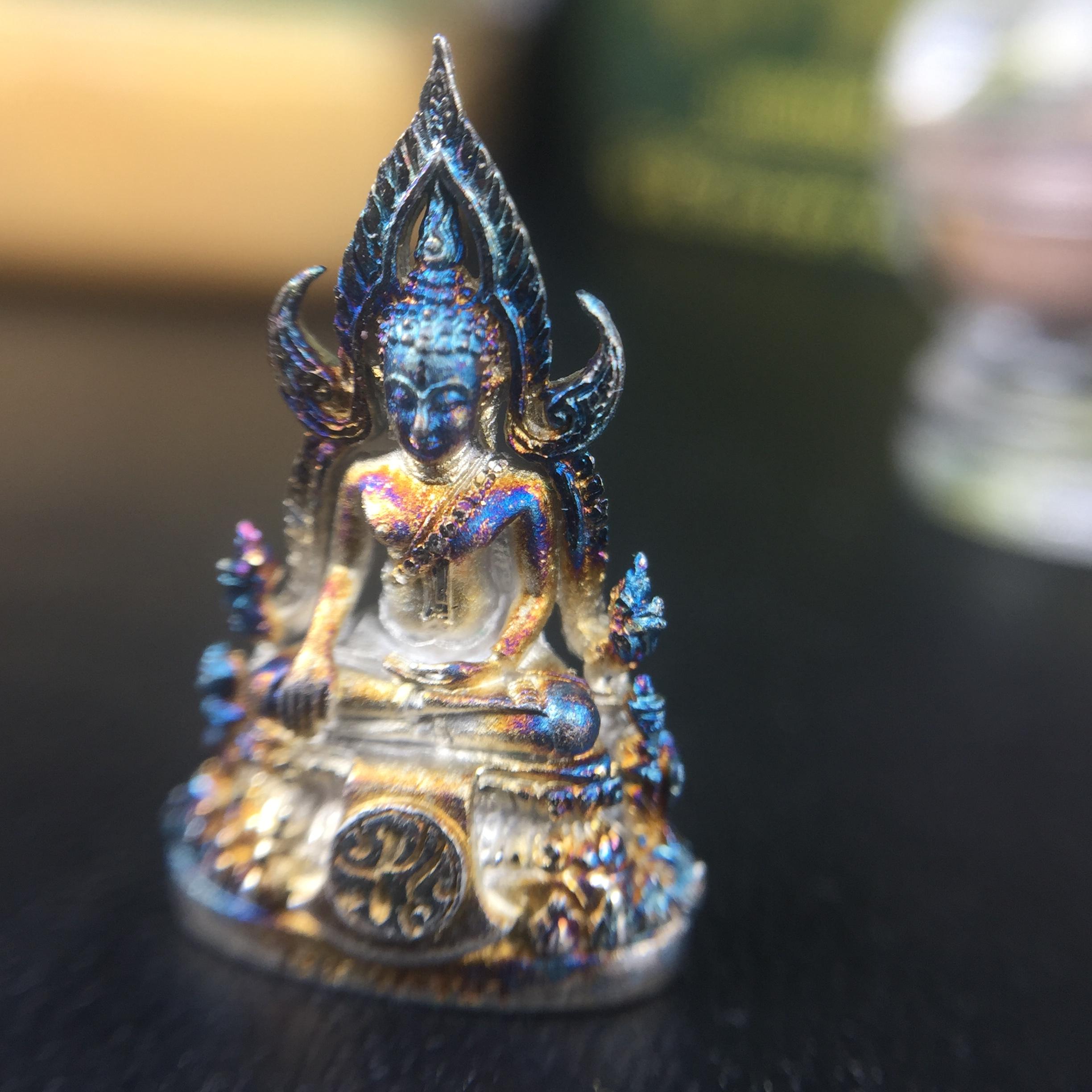 พระพุทธชินราช(จำลอง) ภปร. 84 พรรษา เนื้อเงินชุบทองคำขาว พิมพ์เล็กขนาดหน้าตัก 1/4 นิ้ว (สภาพผิวเดิมสวย ขึ้นสีรุ้งธรรมชาติ แบบนิยม)(พระราชทานมวลสาร จิตรลดาและเส้นพระเจ้า(เส้นผม))