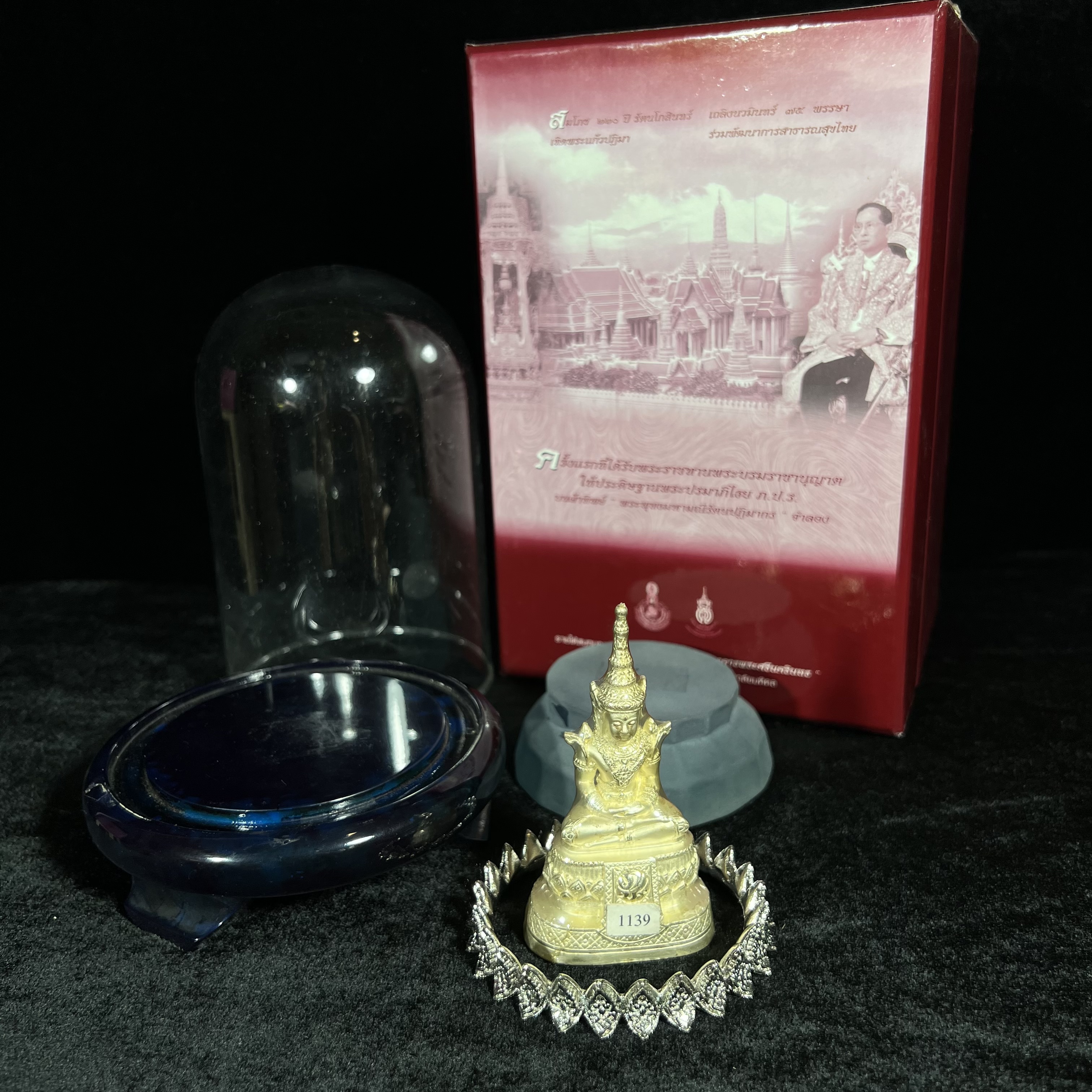 พระแก้วมรกต ภปร.(รุ่นแรก) ปี2545 รุ่นฉลองกรุงรัตนโกสินทร์ครบ 220 ปี หล่อลอยองค์ เนื้อเงินบริสุทธิ์99.9% ขนาดบูชา 50*90 มม. พร้อมฐานวางครอบแก้วเดิมกล่องบรรจุเดิมครบสมบูรณ์(สวยงามและหายากมาก)(1ใน3000องค์)