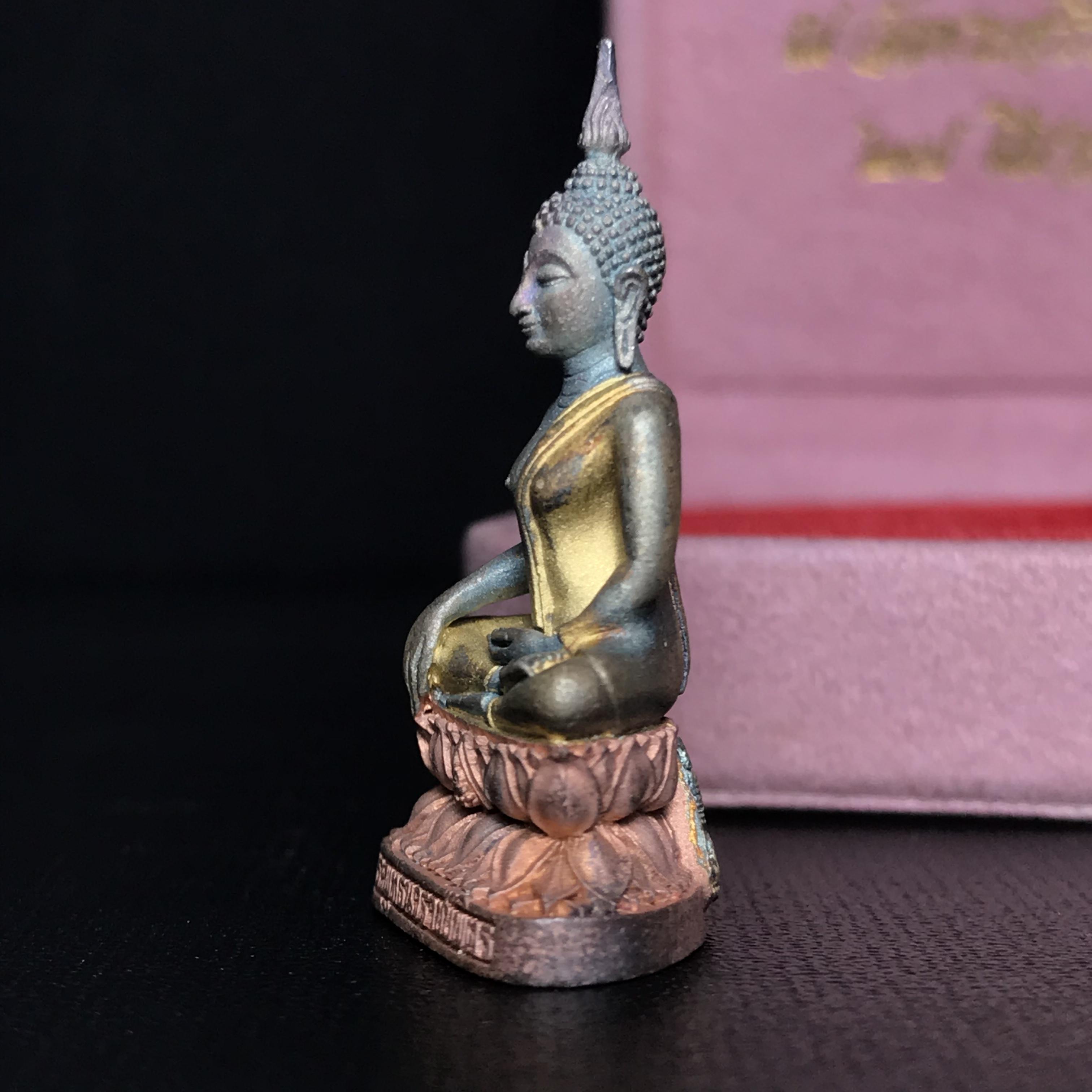 พระกริ่งพระพุทธนวราชบพิตร ครองสิริราชสมบัติครบ 50 ปี พ.ศ.2540 ชุดพระราชทาน(หายาก)เนื้อเงินสามกษัตริย์ผิวเดิมขึ้นสีรุ้งแบบนิยม