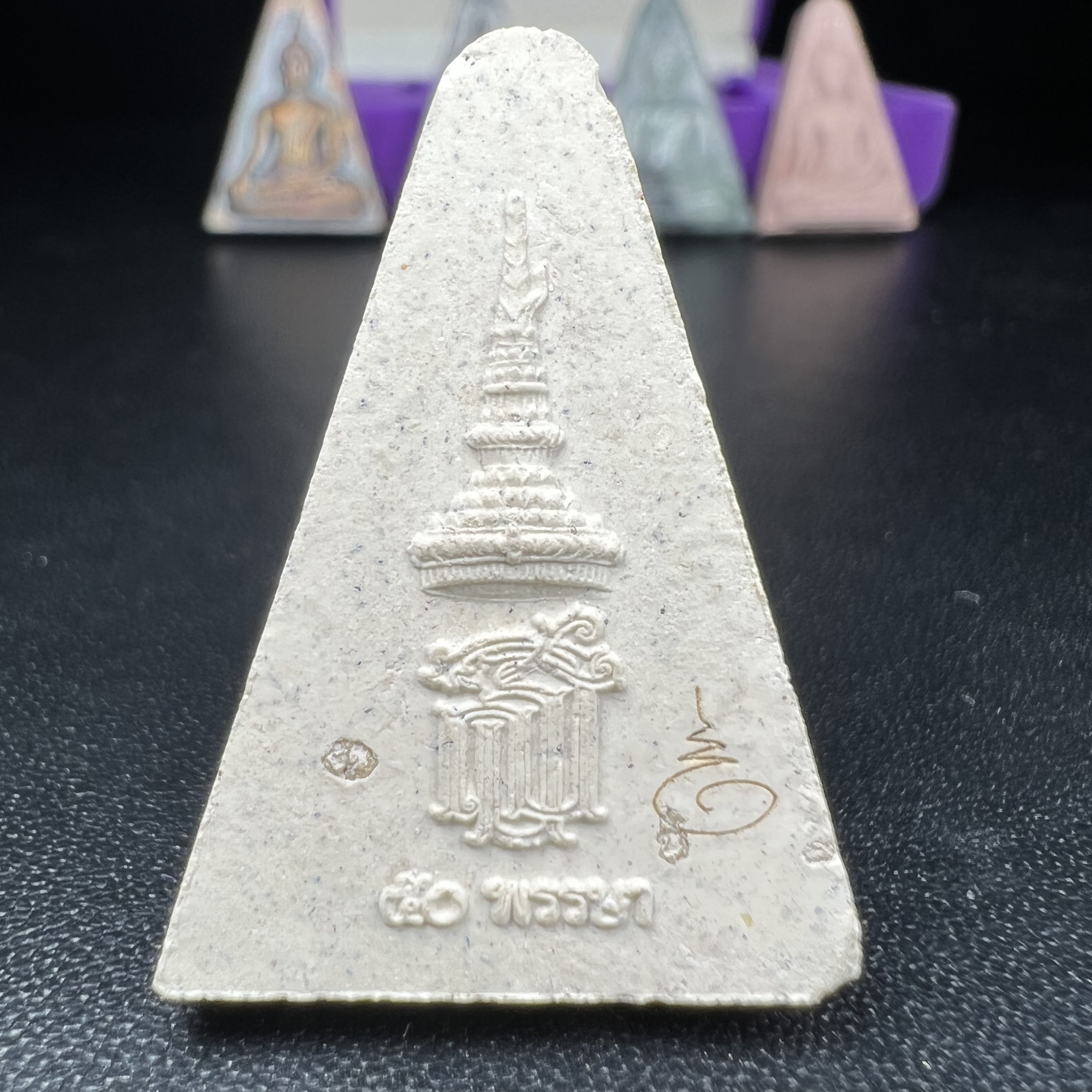 พระนางพญาเสน่ห์จันทร์ สธ. สร้างในวโรกาสทรงเจริญพระชนมายุ 50 พรรษา สมเด็จพระเทพฯ พ.ศ.2548 ชุดพิเศษ (1 ใน 5000 ชุด)หายาก