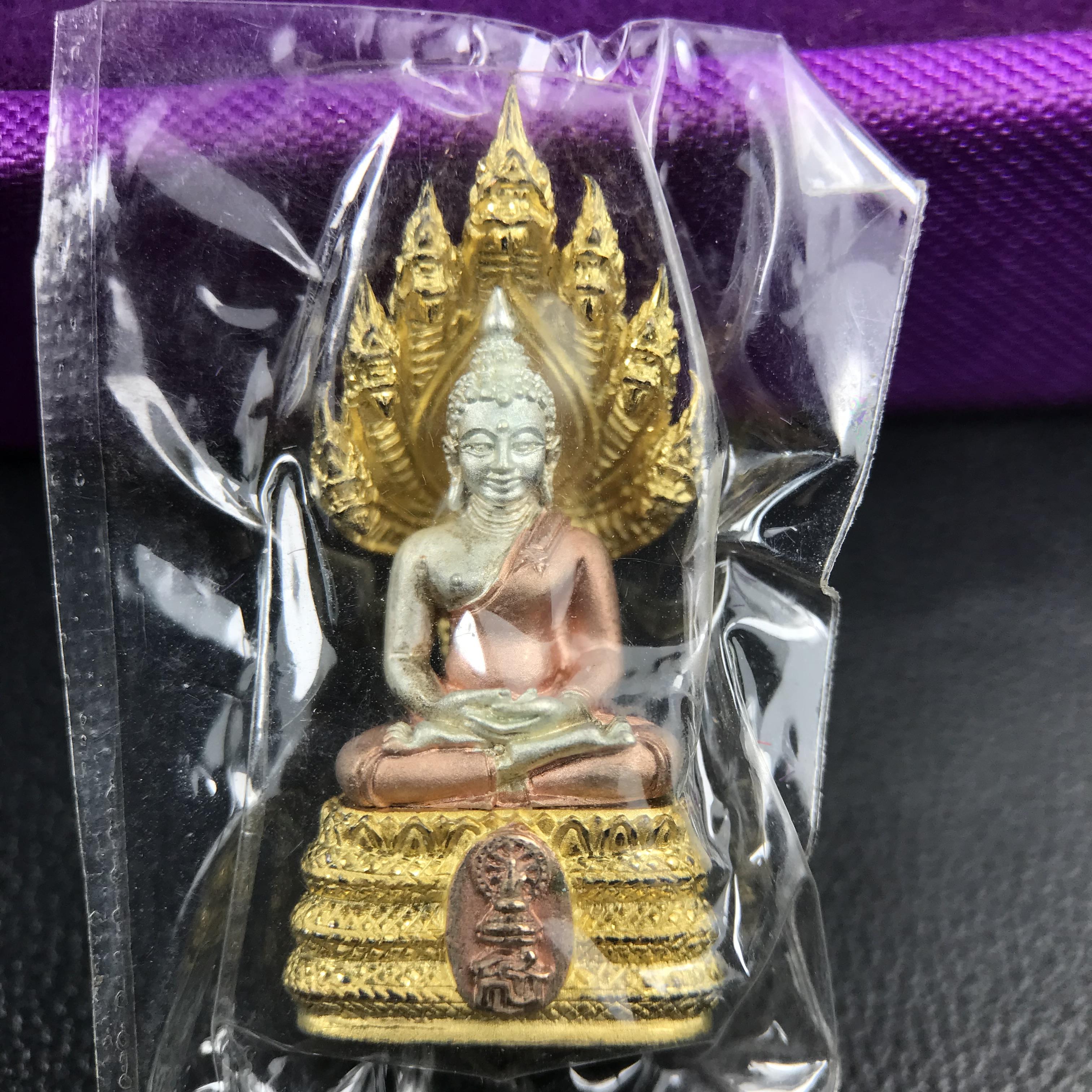 พระนาคปรก สธ. รุ่นสร้างพระอุโบสถเฉลิมพระเกียรติ 4 รอบ 84 พรรษา สมเด็จพระเทพรัตนราชสุดาฯ วัดบวรนิเวศวิหาร ปี 2543 พิมพ์เล็ก เนื้อเงินบริสุทธิ์ ชุบสามกษัตริย์แบบพ่นทรายขัดเงาบางส่วน(สภาพสวย ซีนซองกล่องบรรจุเดิม)พิธีใหญ่ พุทธศิลป์งดงาม หายาก (1 ใน 2999 องค์)