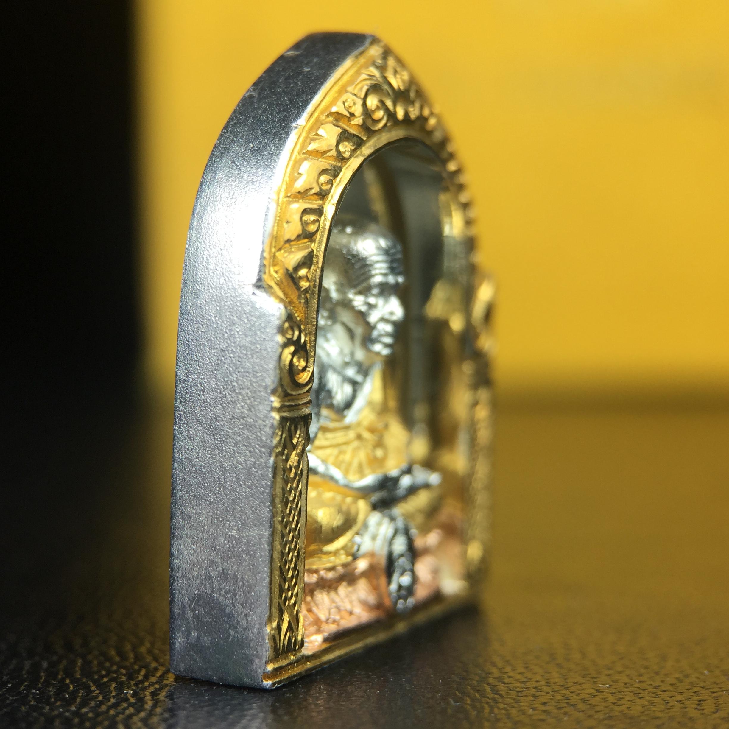 สมเด็จหลวงปู่ทวด วัดช้างให้ รุ่น เฉลิมพระเกียรติ ตราสัญลักษณ์ มวก. พิมพ์ซุ้มกนกเนื้อเงิน-สามกษัตริย์ ปี 2544 พิธีพุทธาภิเษกใหญ่ ณ อุโบสถวัดช้างให้และอุโบสถวัดพระศรีรัตนศาสดาราม ( วัดพระแก้ว )โดยนิมนต์เกจิชื่อดังสายใต้ทั้งหมดจำนวน 108 รูป