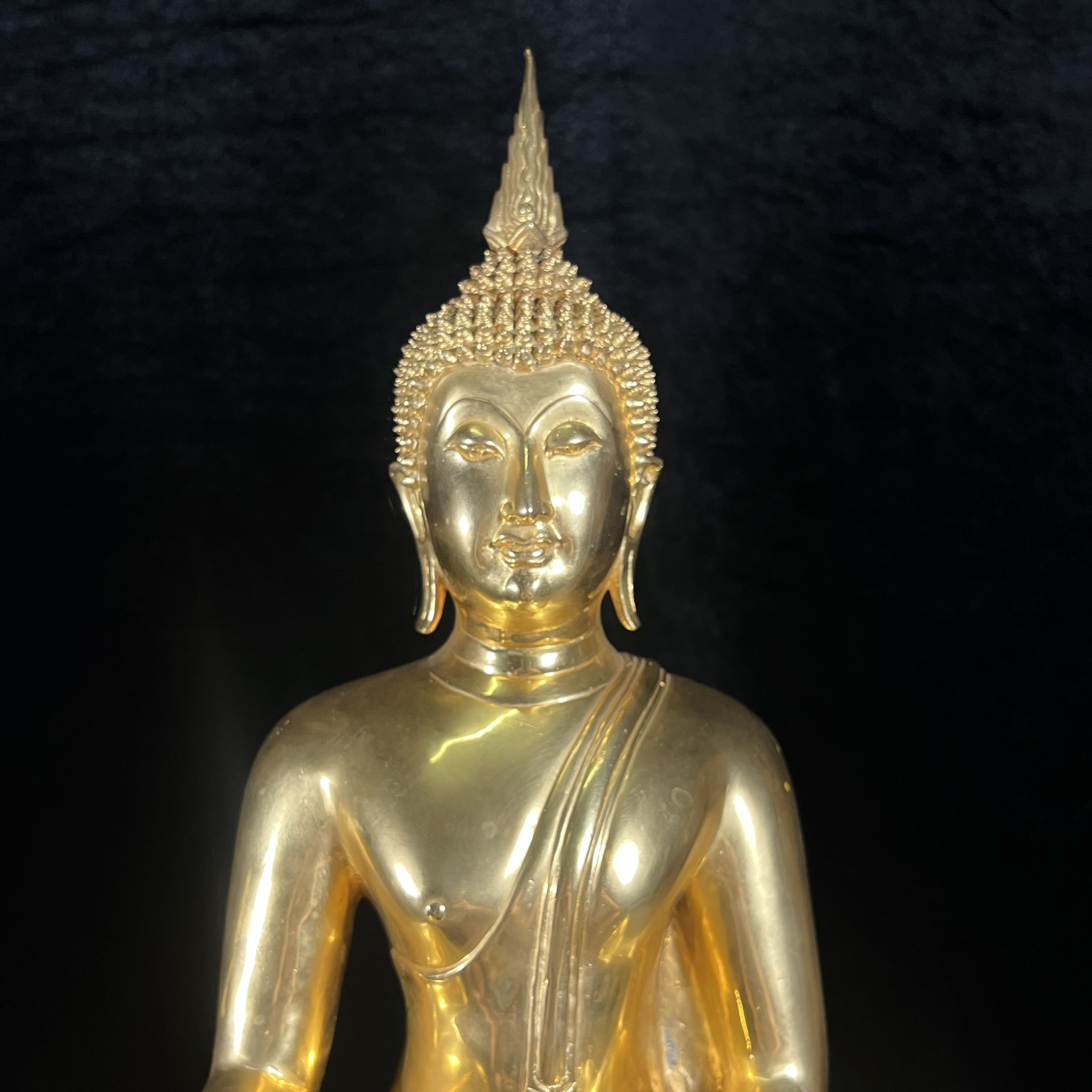 พระบูชาพระพุทธศิรมงคล ภปร. วัตถุมงคลคุ้มเกล้า ปี 2524 ของมูลนิธิคุ้มเกล้า โรงพยาบาลภูมิพลจัดสร้าง ขนาดหน้าตัก 9นิ้ว(ในหลวงรัชกาลที่9 ทรงจุดไฟพระฤกษ์และเททอง พิธีใหญ่)ยอดนิยมหายาก