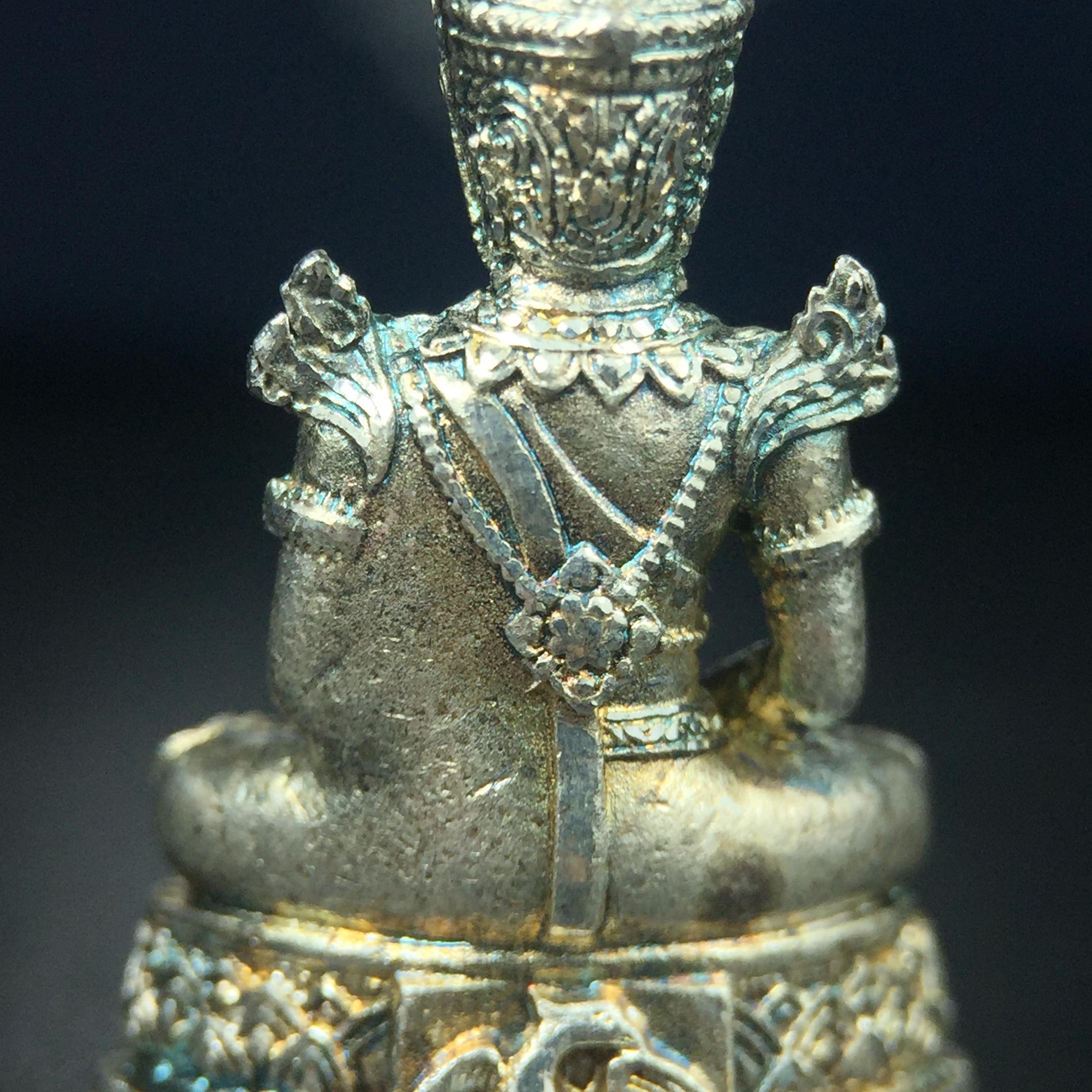 พระแก้วมรกต กรมสรรพสามิตจัดสร้างขึ้นเนื่องในโอกาสครบรอบ 64 ปีของกรมสรรพสามิต และเนื่องในวโรกาสที่พระบาทสมเด็จพระเจ้าอยู่หัวทรงครองราชย์ครบ50ปีเมื่อ พ.ศ.2539 เนื้อเงินทรายนวลขัดเงา(ผิวเดิมๆขึ้นสีรุ้งธรรมชาติสวย(สเน่ห์พระเนื้อเงินสีสันที่ธรรมชาติสรรค์สร้าง)