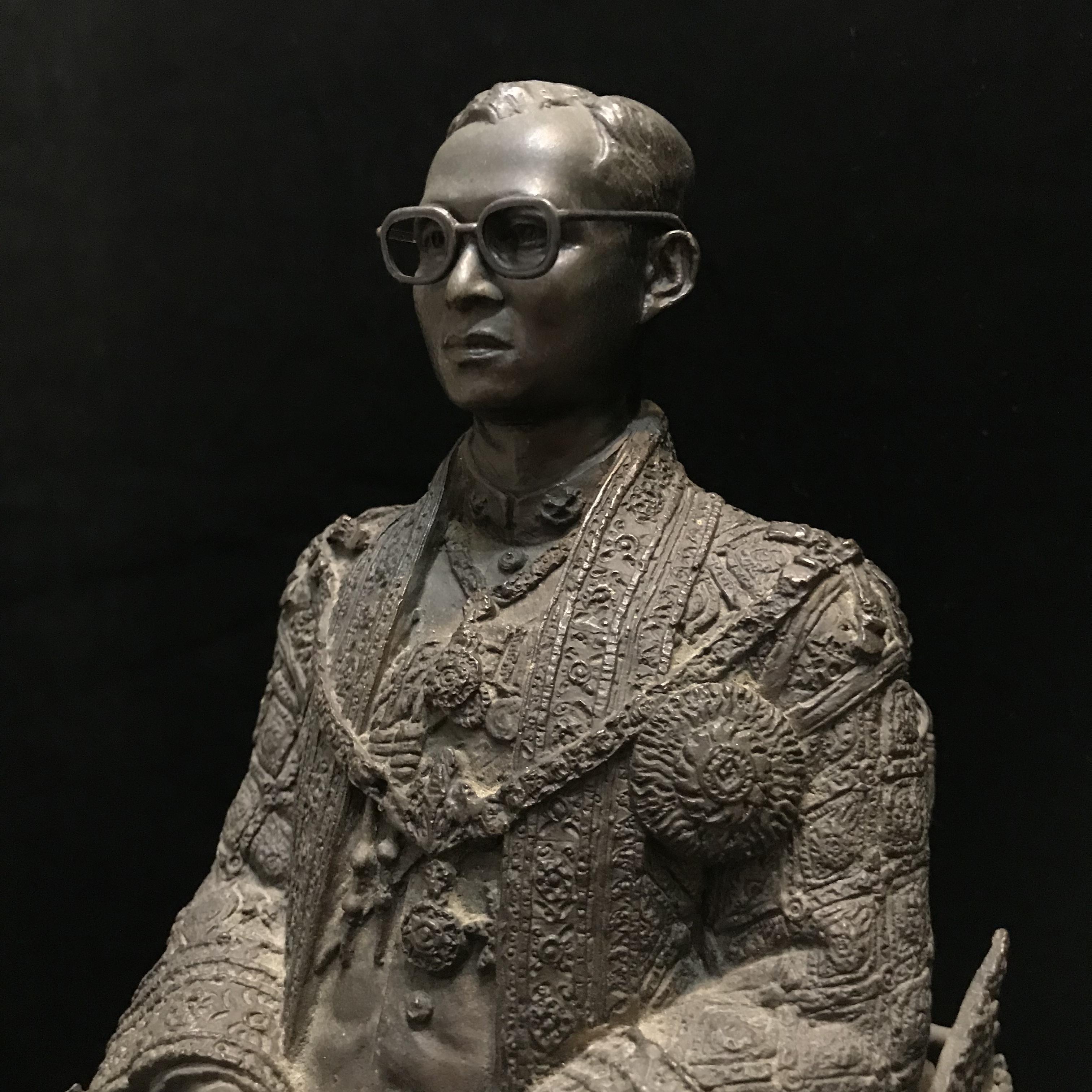 พระบรมรูปพระบาทสมเด็จพระเจ้าอยู่หัวรัชกาลที่9(นั่งบัลลังก์) กระทรวงมหาดไทยจัดสร้าง ปี2539(นิยม)