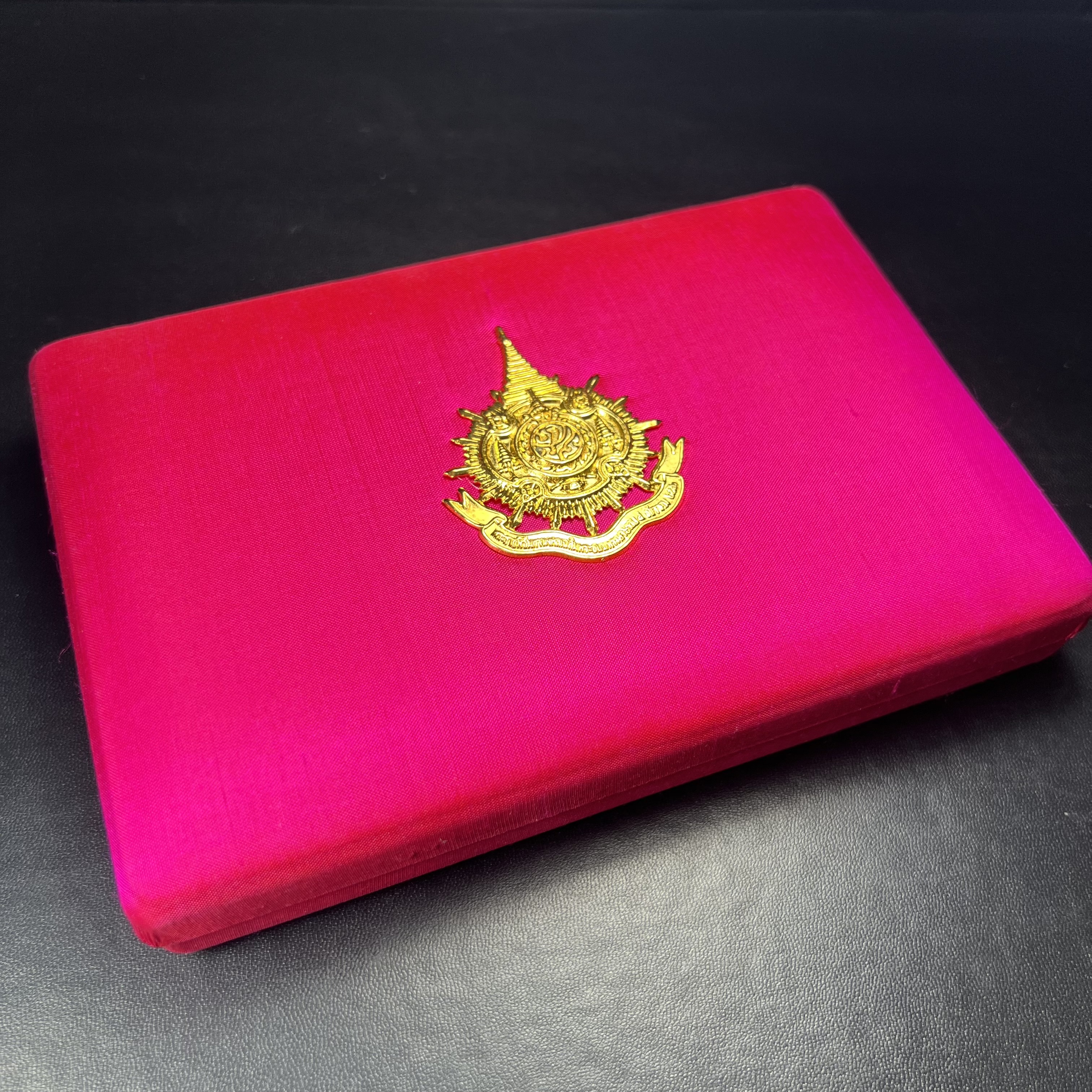 พระสมเด็จนางพญา 9 แผ่นดิน ชุด เบญจรัตนคุณ วัดอรุณราชวราราม จัดสร้างเนื่องในพระราชพิธีมหามงคลรัชกาลที่ 9 เฉลิมพระชนมพรรษา 6 รอบ 5 ธันวาคม 2542 ชุด เบญจรัตนคุณ ชุดหมายเลข ๓๐๙ (ชุดพิเศษพิมพ์กรรมการ 1 ใน 1000 ชุด)หายาก