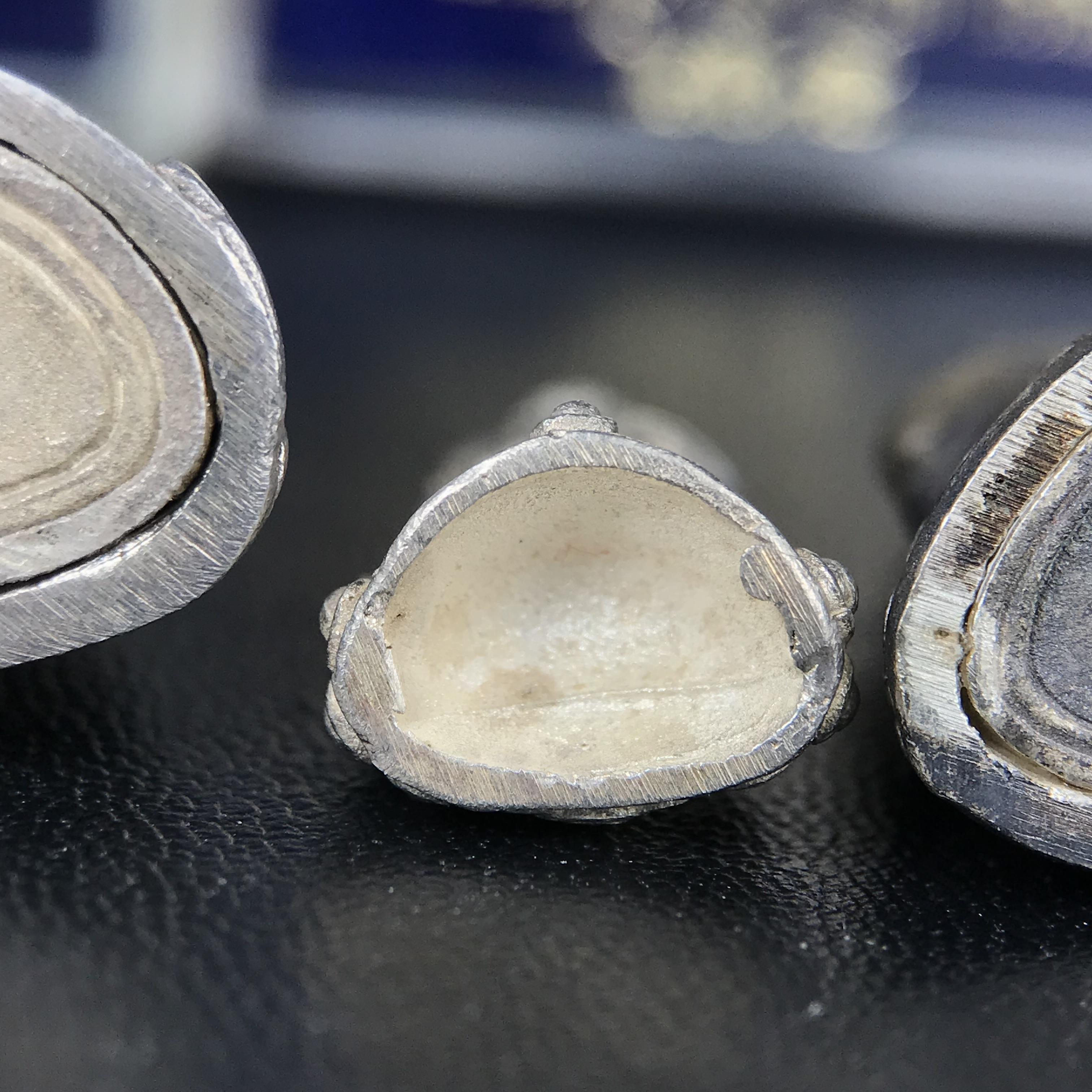 พระกริ่งนวปทุม ภปร.-พระชัยวัฒน์นวปทุม ภปร.-พระกริ่งไพรีพินาศ ภปร. รุ่นแรก วัดปทุมวนาราม ครบชุดเนื้อเงิน ปี2535(ในหลวงรัชกาลที่9เสด็จเททอง)(1ใน3000องค์)หายาก***เก็บทีเดียวครบชุดไปเลยรุ่นนี้ แนะนำ....ตอนนี้หายากแล้ว***