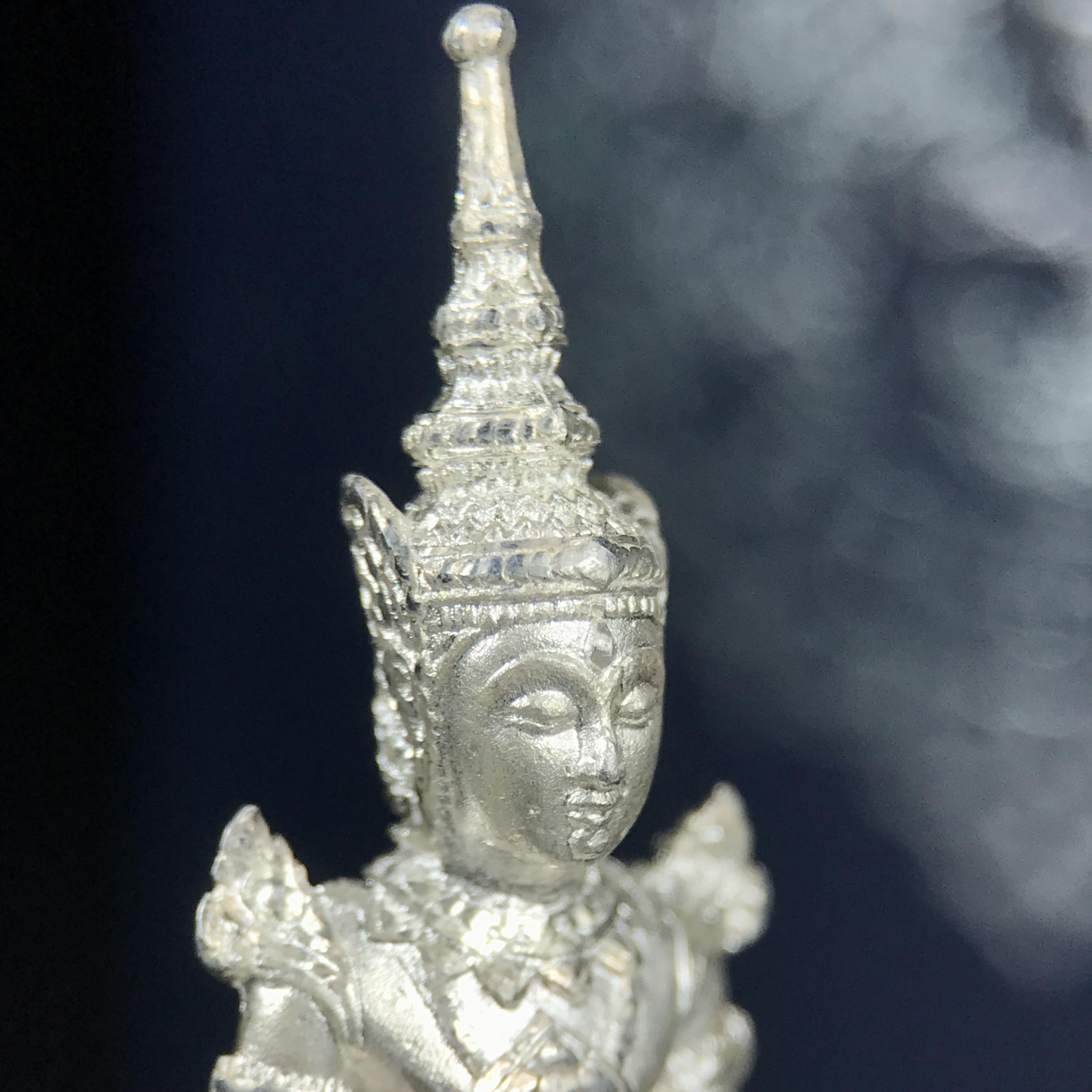 พระแก้วมรกต กรมสรรพสามิตจัดสร้างขึ้นเนื่องในโอกาสครบรอบ 64 ปีของกรมสรรพสามิต และเนื่องในวโรกาสที่พระบาทสมเด็จพระเจ้าอยู่หัวรัชกาลที่ 9 ทรงครองราชย์ครบ50ปีเมื่อ พ.ศ.2539 เนื้อเงินทรายนวลขัดเงา พร้อมกล่องบรรจุเดิมสวยครบสมบูรณ์