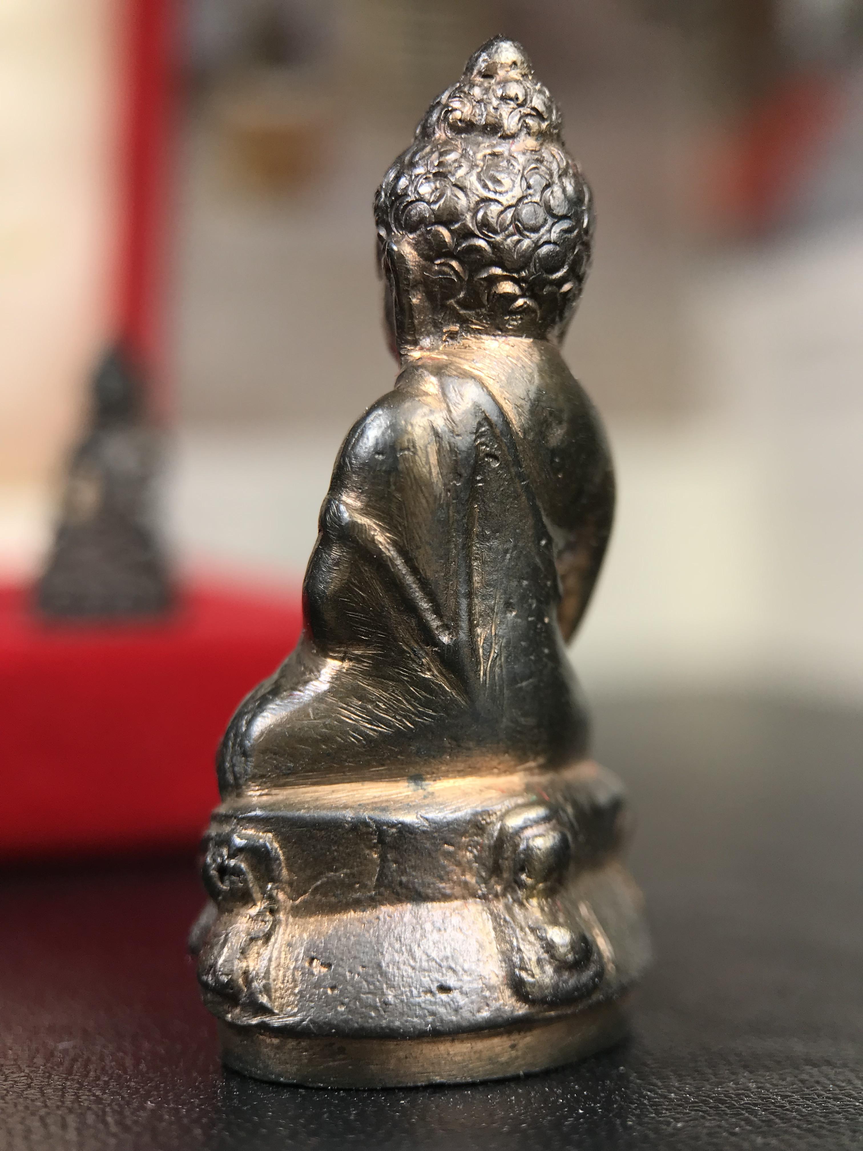 พระกริ่ง-พระชัยวัฒน์ ปวเรศ วัดบวรนิเวศวิหาร ปี 2530 พระบาทสมเด็จพระเจ้าอยู่หัวรัชกาลที่ 9 เจริญพระชนมพรรษา 5 รอบนักษัตริย์(ในหลวง ร.9 เสด็จเททอง)(บรรจุผงจิตรลดาเส้นเกศาในหลวงรัชกาลที่9)พร้อมสูจิบัตรเดิมตอนจัดสร้าง(สภาพสวยครบสมบูรณ์))พิธีใหญ่ รุ่นยอดนิยม