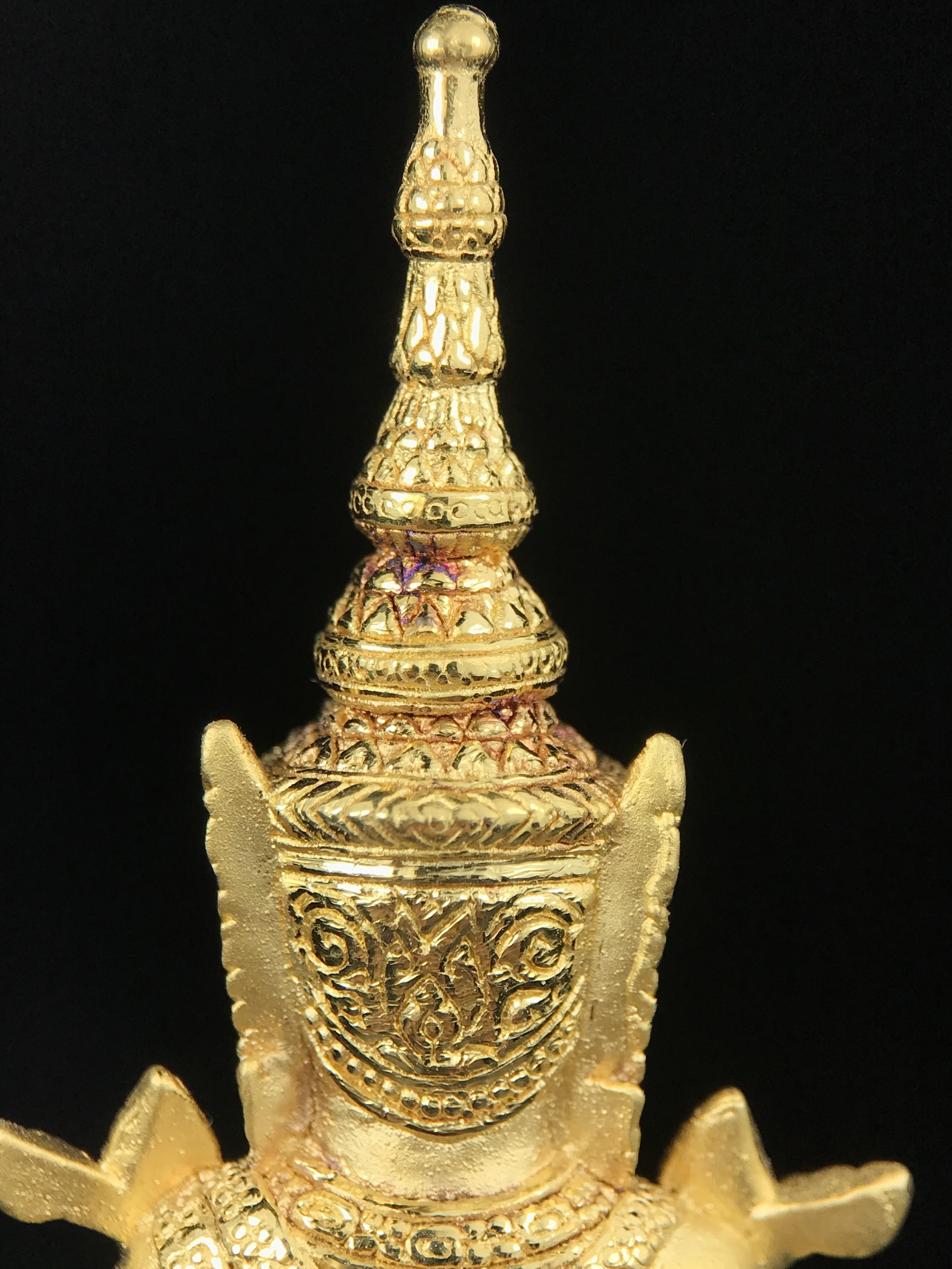 พระแก้วมรกต ภปร.(รุ่นแรก)ปี2545 รุ่นฉลองกรุงรัตนโกสินทร์ครบ 220 ปี หล่อลอยองค์ เนื้อทองคำบริสุทธิ์99.99% ขนาดบูชา 50*90 มม.(องค์หมายเลข ๗๘๙)(เลขมังกร 789 พลังแห่งความ มั่งคั่ง ร่ำรวย อำนาจ บารมี)สุดยอดมงคลแผ่นดินที่ควรเก็บรักษา บูชาเป็นมงคลชีวิต(หายากมาก)