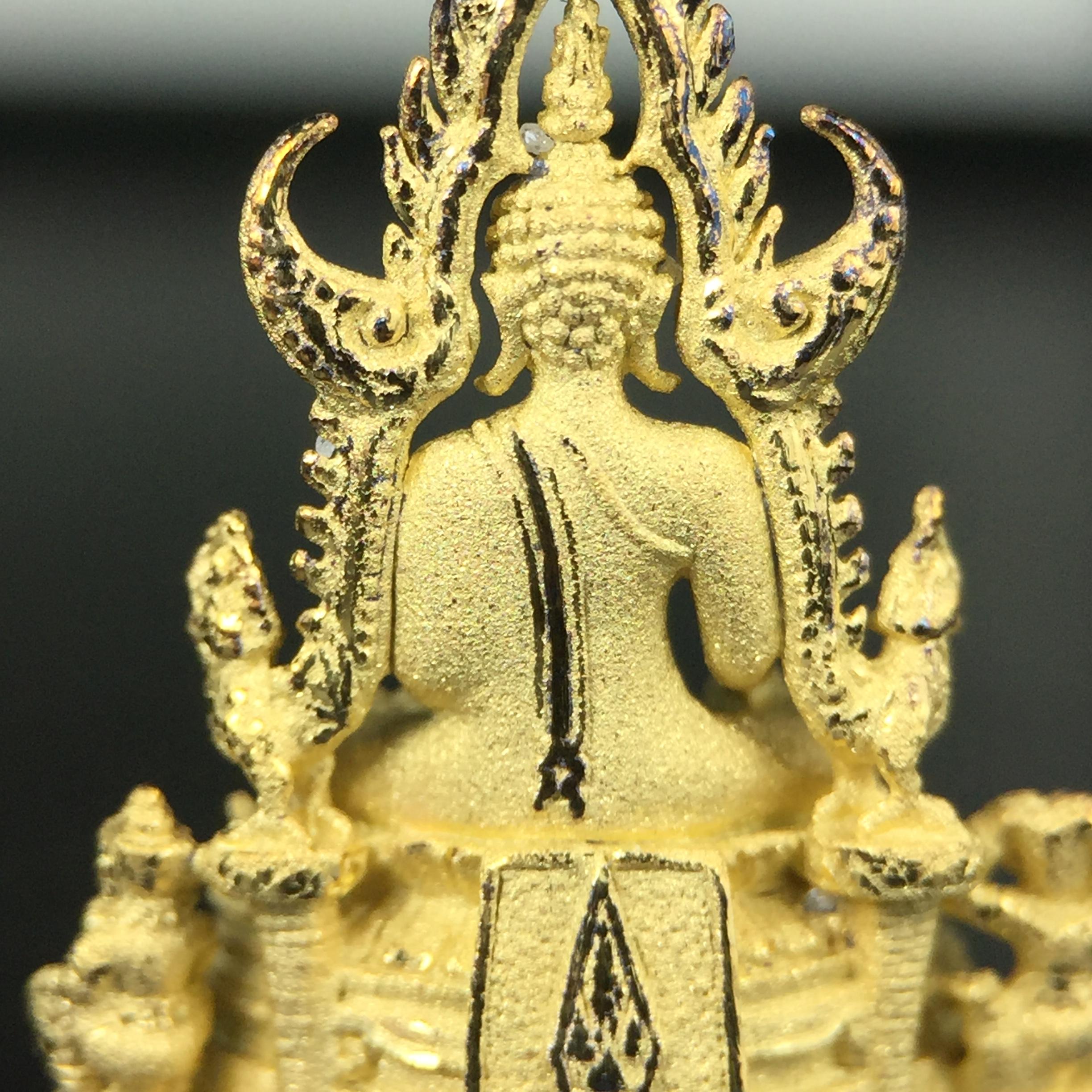 พระพุทธชินราช ภปร. ในวโรกาสพระราชพิธีมหามงคล เฉลิมพระชนมายุ6รอบ 5ธันวาคม2542 มูลนิธิพิทักษ์ดวงตาประชาชน จัดสร้าง เนื้อเงินบริสุทธิ์ 99.9% แบบชุบทองประกายเพชร 3 ไมครอน พิมพ์กลาง ขนาดสูง 2.4 ซม. พร้อมกล่องบรรจุเดิม