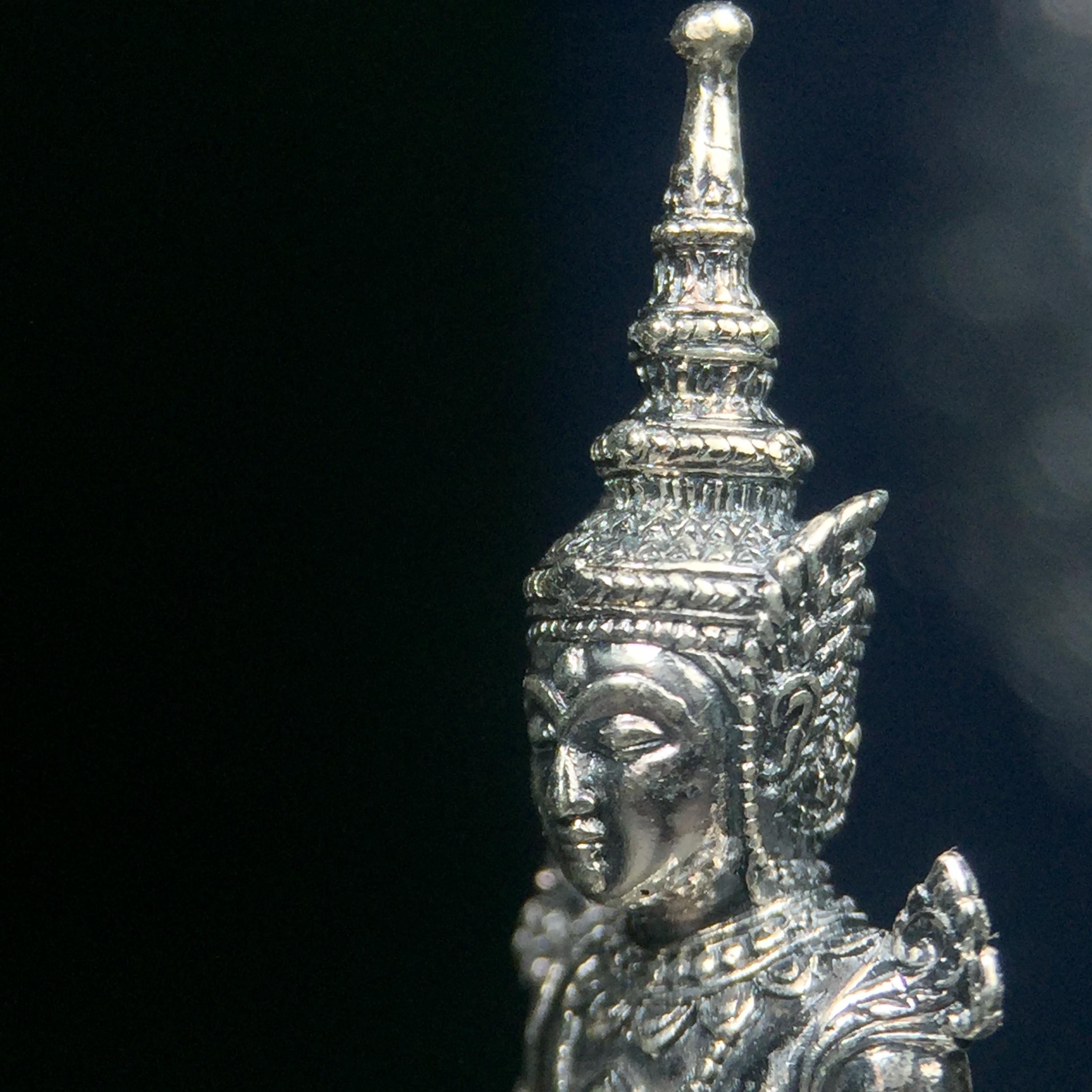 พระแก้วมรกต กรมสรรพสามิตจัดสร้างขึ้นเนื่องในโอกาสครบรอบ 64 ปีของกรมสรรพสามิต และเนื่องในวโรกาสที่พระบาทสมเด็จพระเจ้าอยู่หัวทรงครองราชย์ครบ 50 ปีในปีกาญจนาภิเษก เมื่อ พ.ศ.2539 เนื้อเงินรมดำขัดเงาพร้อมกล่องบรรจุเดิม