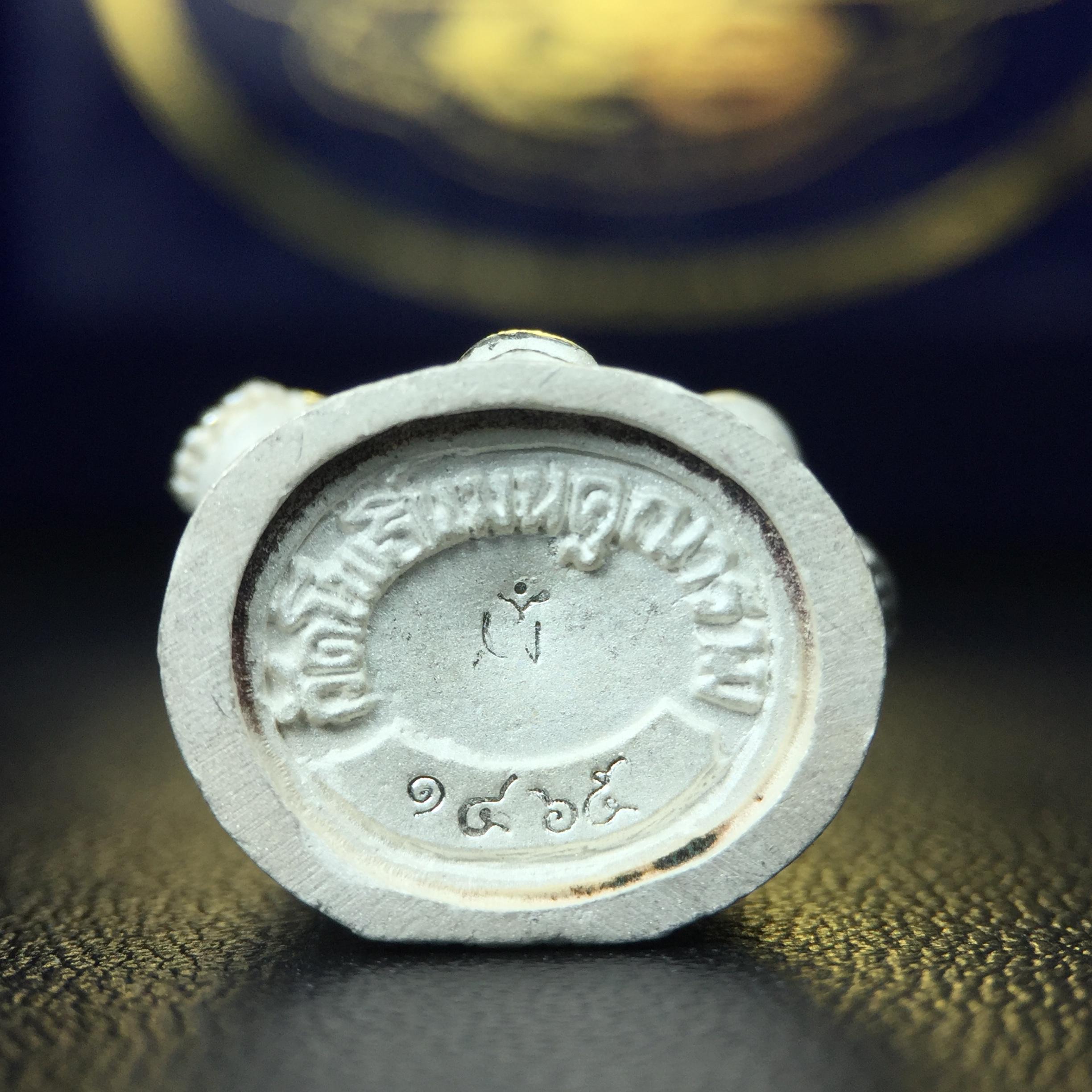 รูปหล่อลอยองค์ พระศรีอริยะเมตตรัยโพธิสัตว์(พระสังกัจจายน์)เนื้อเงินพ่นทรายขัดเงาบางส่วน โครงการสร้าง พระศรีอริยะเมตตรัยมหาโพธิสัตว์ น้อมถวายพระบาทสมเด็จพระเจ้าอยู่หัว ทรงครองศิริราชสมบัติครบ 50 ปี มหาพุทธาภิเษก วันที่ 6 เมษายน 2540 วัดโพธิ์แมนคุณาราม