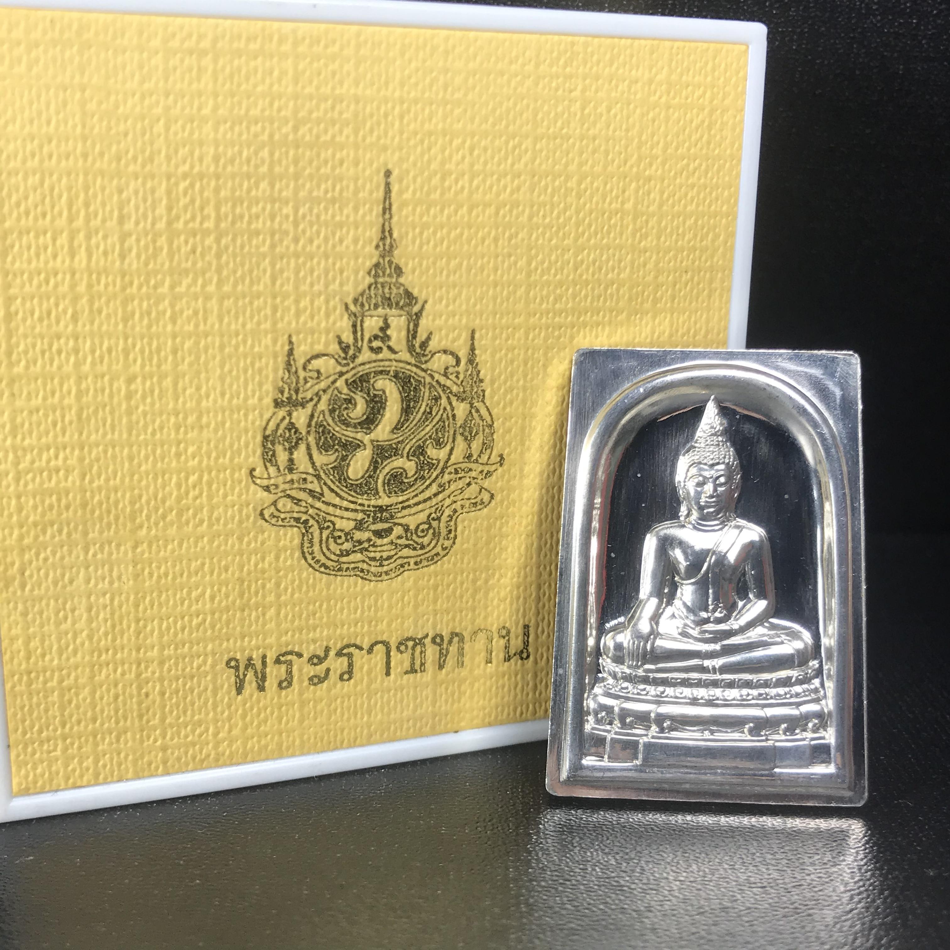 พระพุทธชินสีห์ หลังตรา ปรมาภิไธยย่อ ภปร. ในวโรกาสเฉลิมพระชมพรรษาในหลวงรัชกาลที่9 ครบ 7 รอบ และ ที่ระลึกสมโภชวัดบวรนิเวศวิหารครบ 175 ปี พ.ศ.2554 เหรียญเนื้อเงิน พิมพ์ใหญ่ ขนาดสูง 3.8 ซม. พร้อมกล่องบรรจุเดิมพระราชทาน(1 ใน 1585 เหรียญ)หายาก