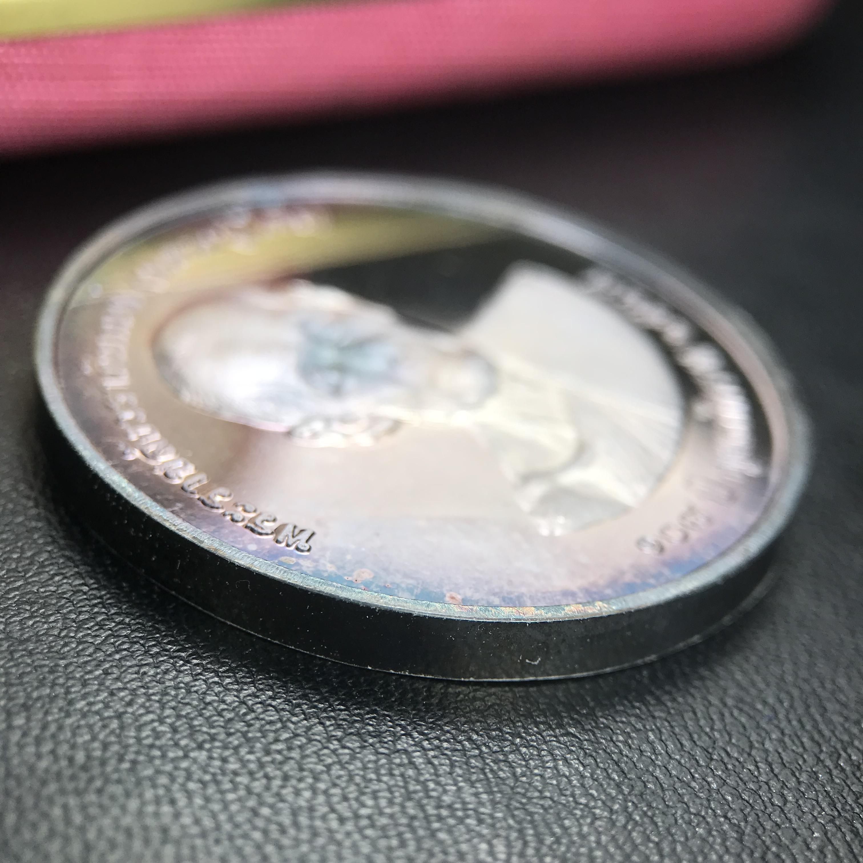 เหรียญรูปเหมือนพระราชสังวราภิมณฑ์(หลวงปู่โต๊ะ)ที่ระลึก ครบ 108 ปี วัดประดู่ฉิมพลี ปี 2538 ด้านหลังพระราชทานพระนามาภิไธยย่อ ภปร. และ สก. เนื้อเงินขัดเงา เหรียญกลมใหญ่ขนาด 3.5 ซม.สภาพสวยเดิมกล่องบรรจุเดิมครบสมบูรณ์และหายาก***สภาพผิวสวยเดิม ขึ้นรุ้งๆ สวยมาก*