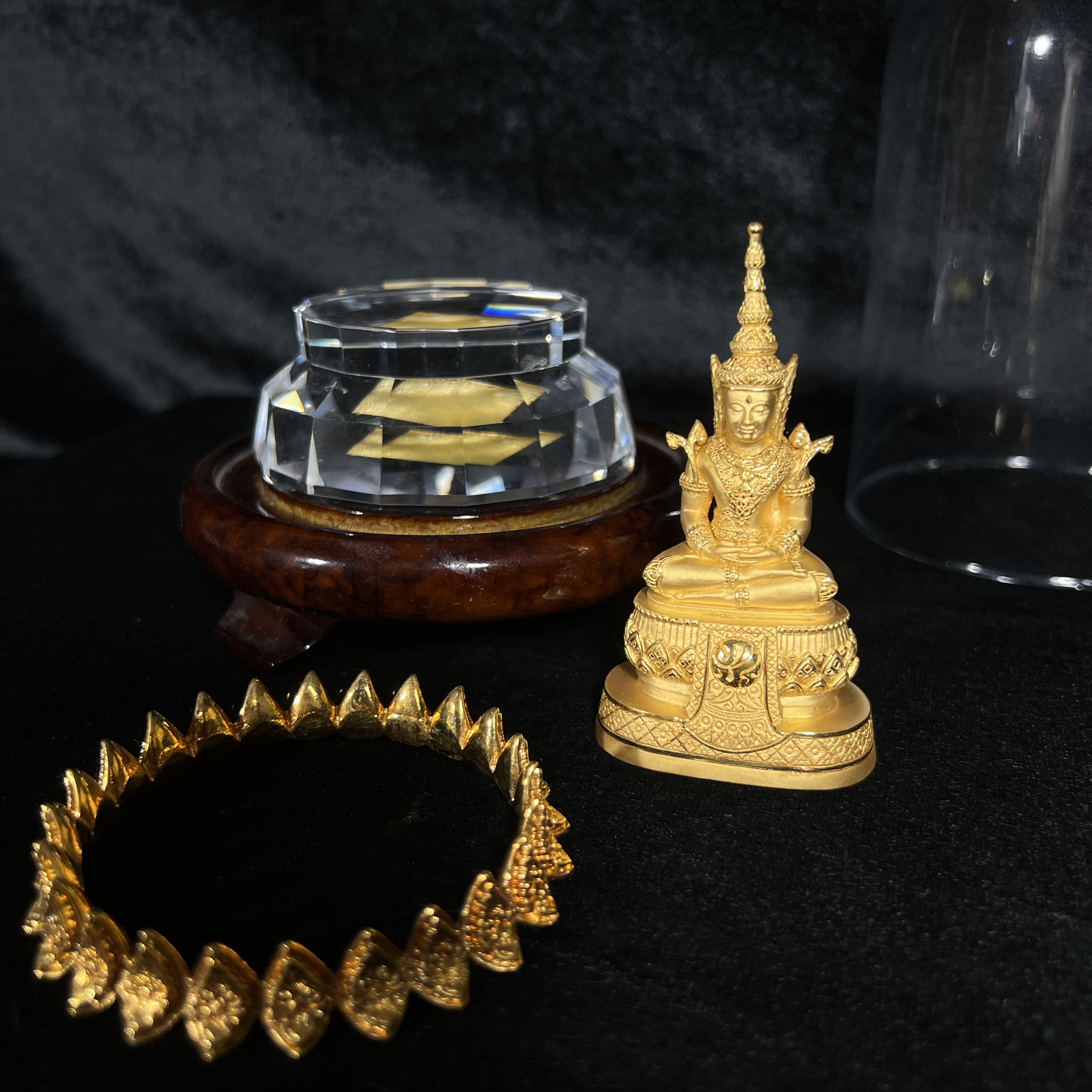 พระแก้วมรกต ภปร.(รุ่นแรก) ปี2545 รุ่นฉลองกรุงรัตนโกสินทร์ครบ 220 ปี หล่อลอยองค์ เนื้อทองคำบริสุทธิ์99.99% ขนาดบูชา 50*90 มม. พร้อมฐานวางครอบแก้วเดิม(สวยงามและหายากมาก)(1ใน1000องค์)