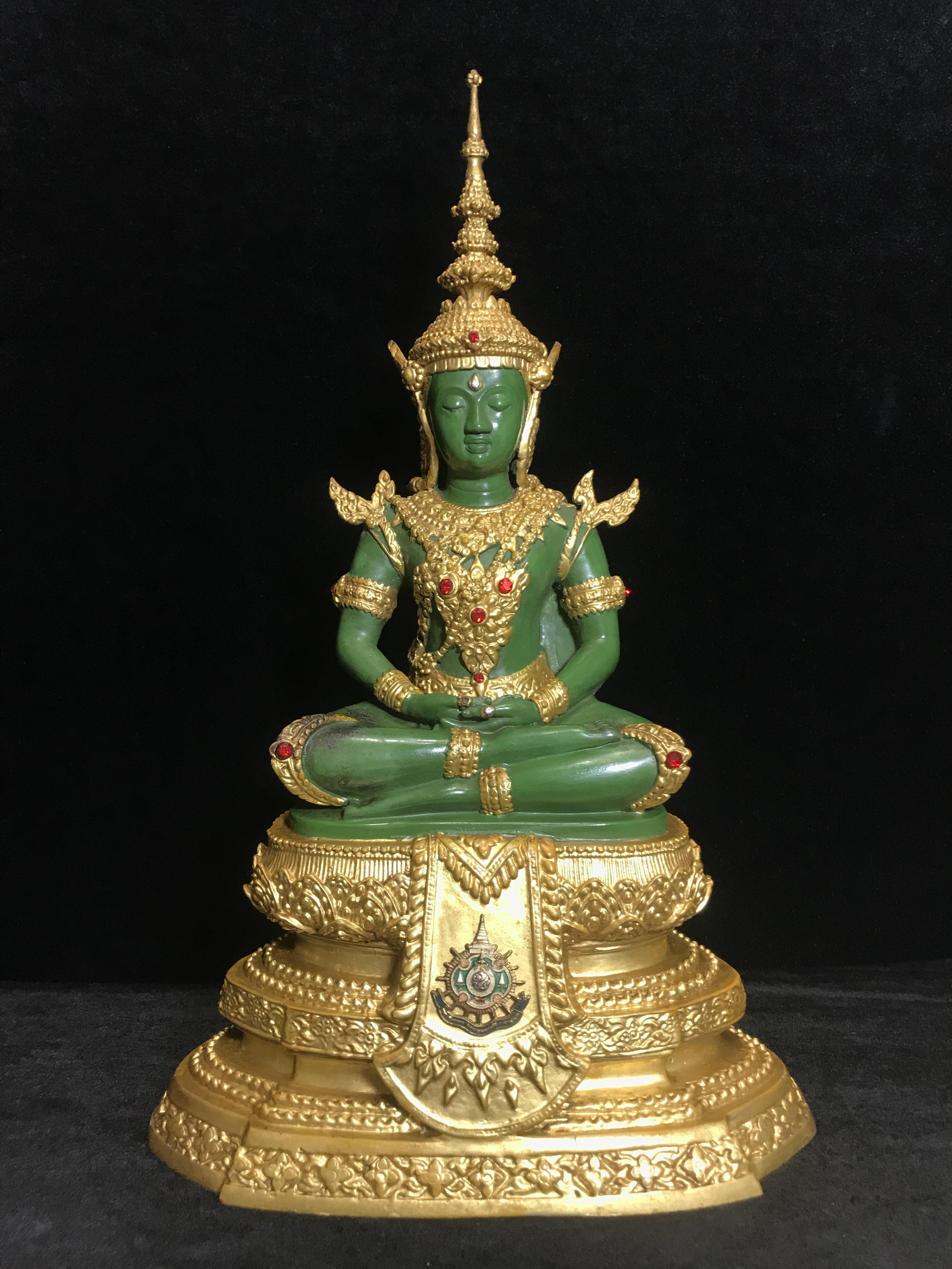 พระพุทธมหามณีรัตนปฏิมากร (จำลอง)พระแก้วมรกต วัดพุทธไทยถาวรวนาราม นครนิวยอร์ก ตรา ภปร. 6รอบ 72พรรษา ในหลวงรัชกาลที่9 ปี2542 ขนาดบูชาหน้าตัก 5นิ้ว หล่อเนื้อโลหะ(ในหลวงรัชกาลที่9 เสด็จเจิมพระสุหร่าย)(1ใน999องค์)