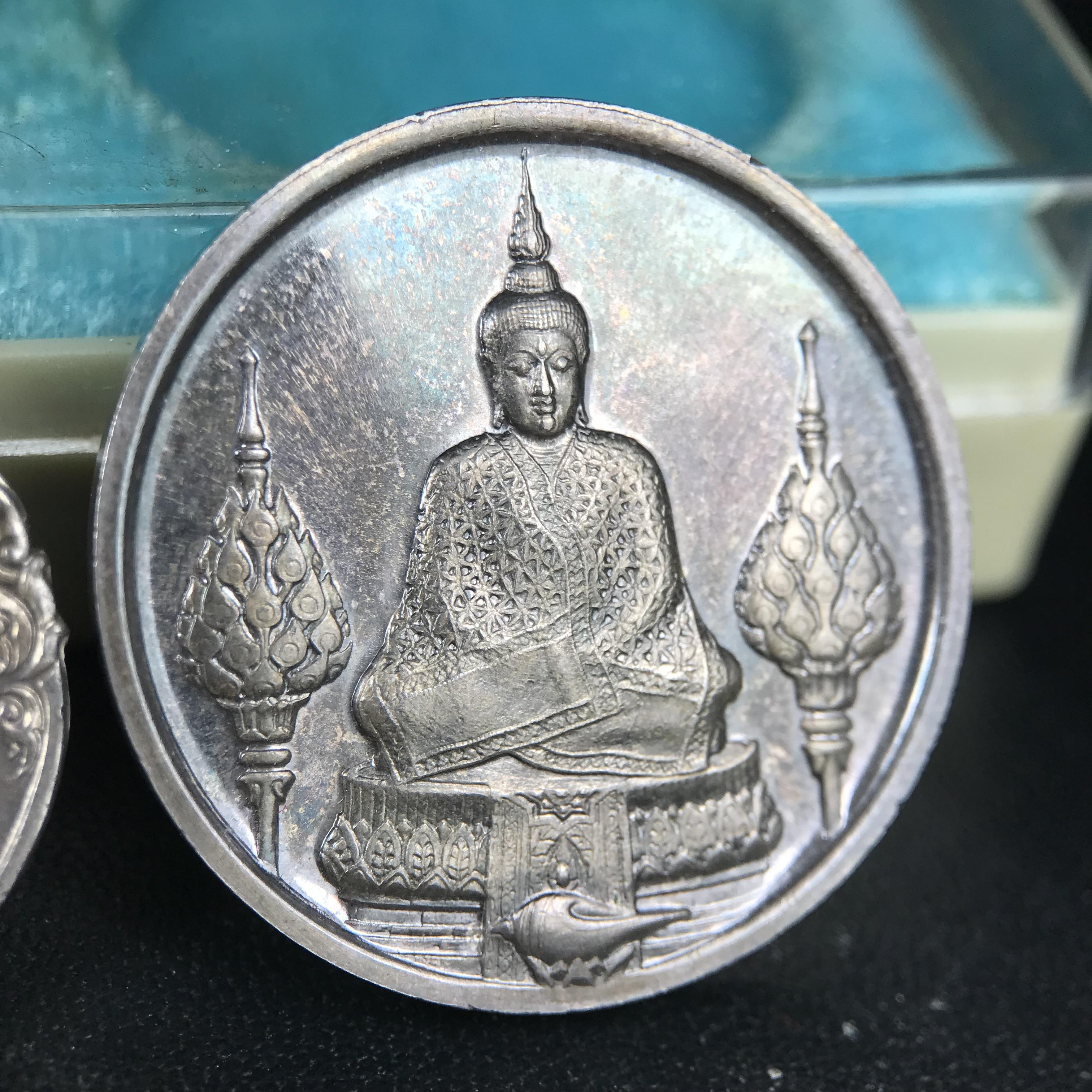เหรียญพระแก้วมรกตหลัง ภปร. ฉลองกรุงรัตนโกสินทร์ครบ 200 ปี พ.ศ.2525 เนื้อเงิน(ผิวเดิมสวย)กล่องบรรจุเดิมครบ 3พิมพ์ ร้อน ฝน หนาว(บล็อกแรกไม่มีพระราชศรัธานิยม)(ในหลวงรัชกาลที่9 เสด็จในพิธี)พระคู่บ้านคู่เมือง...พระดี...พิธีใหญ่(บล็อกแรกครบชุด ผิวเดิม หายาก)