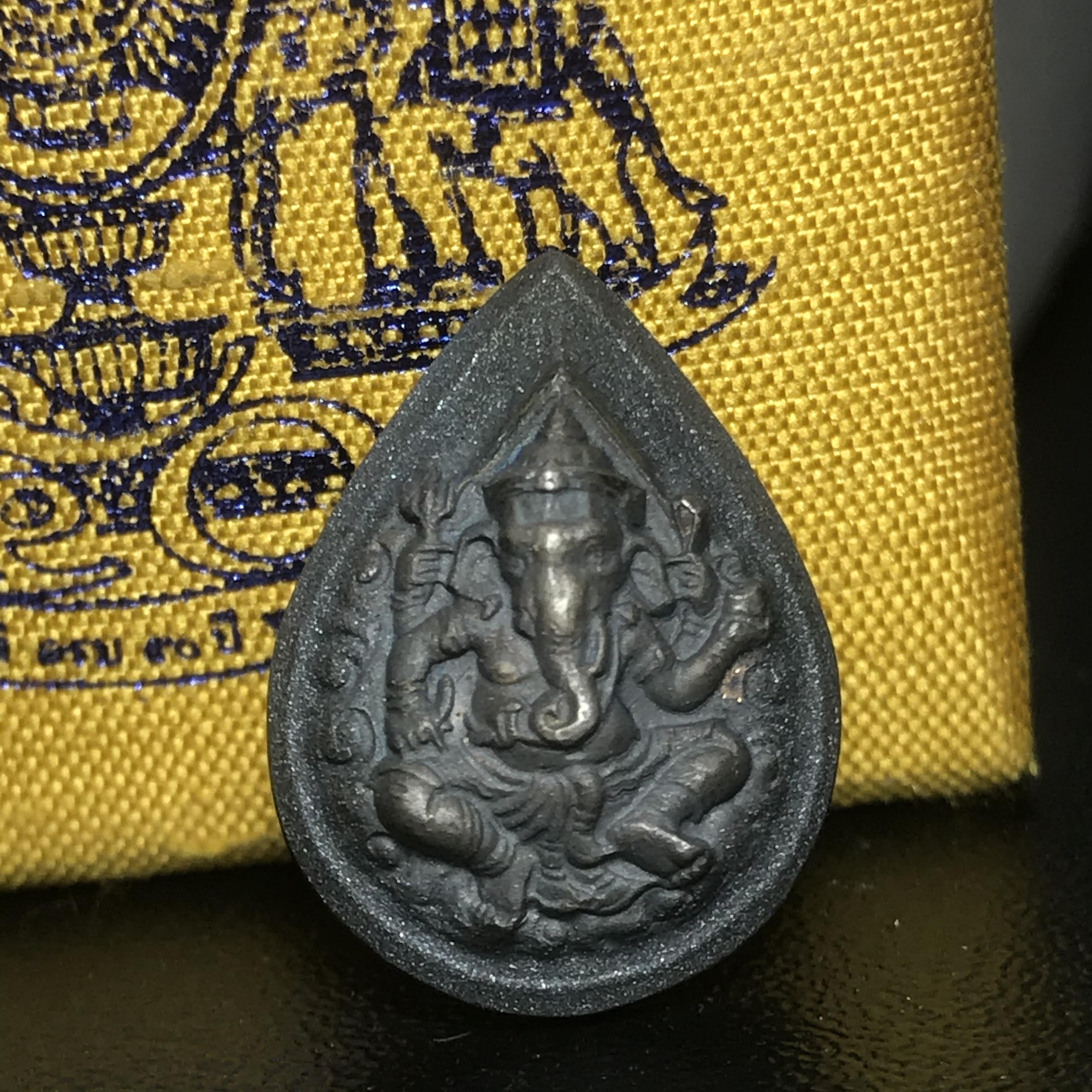 เหรียญพระพิฆเนศวร ญสส. ชุดกาญจนาภิเษกครองราชย์ 50 ปี พุทธศักราช 2538 พิมพ์เล็ก(1.9 ซม.) เนื้อเงินผิวเดิมกลับดำเข้มขลังงดงามธรรมชาติ สภาพสวยเดิมพร้อมกล่องบรรจุเดิม ตอกโค๊ดหมายเลขกำกับ(1ใน1000องค์)