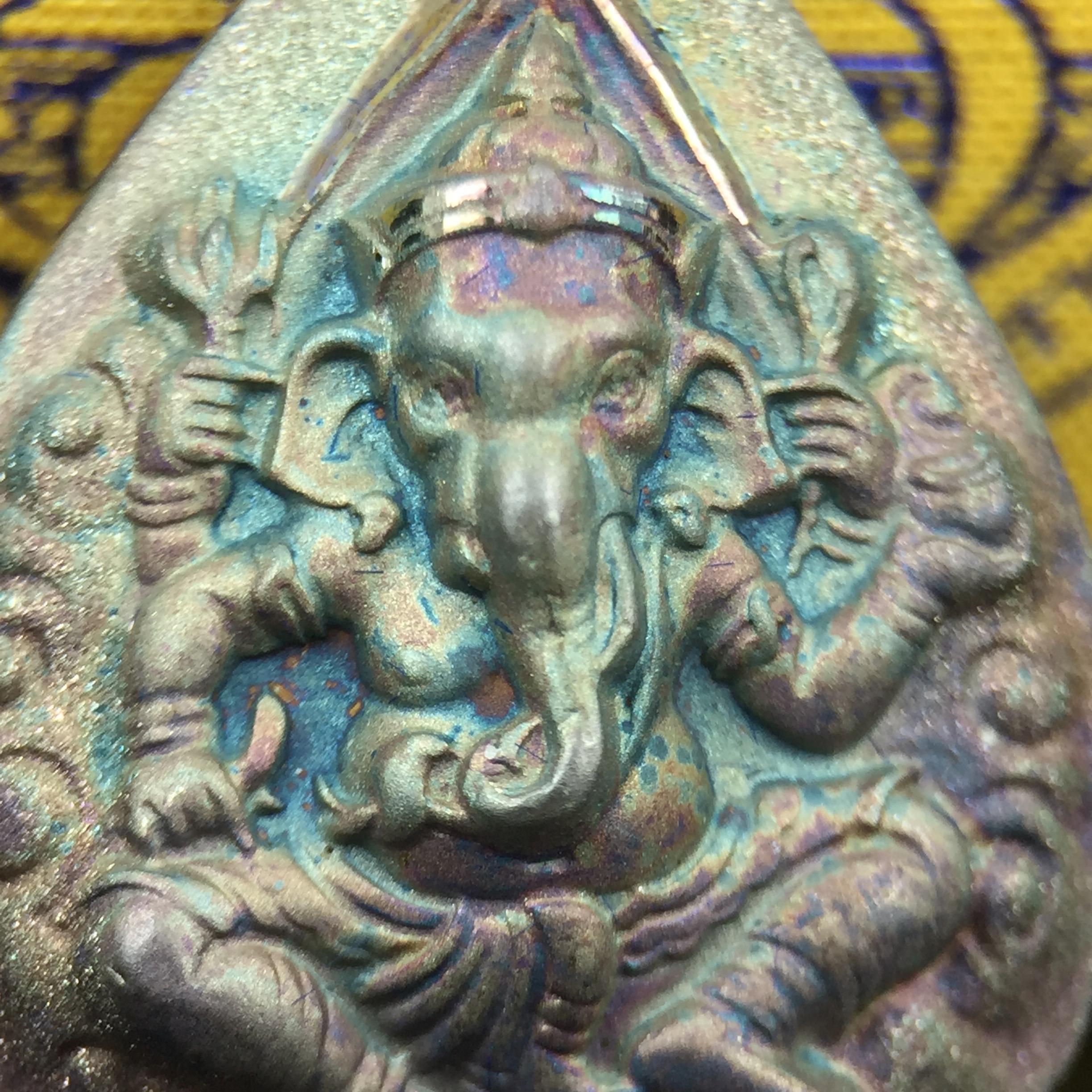 เหรียญพระพิฆเนศวร ญสส. ชุดกาญจนาภิเษกครองราชย์ 50 ปี พุทธศักราช 2538 พิมพ์ใหญ่(2.9 ซม.) เนื้อเงินผิวเดิมกลับดำขึ้นสีรุ้งเข้มขลังงดงามธรรมชาติสร้างสรรค์ สภาพสวยเดิมพร้อมกล่องบรรจุเดิม ตอกโค๊ดหมายเลขกำกับ(1ใน 5539องค์)