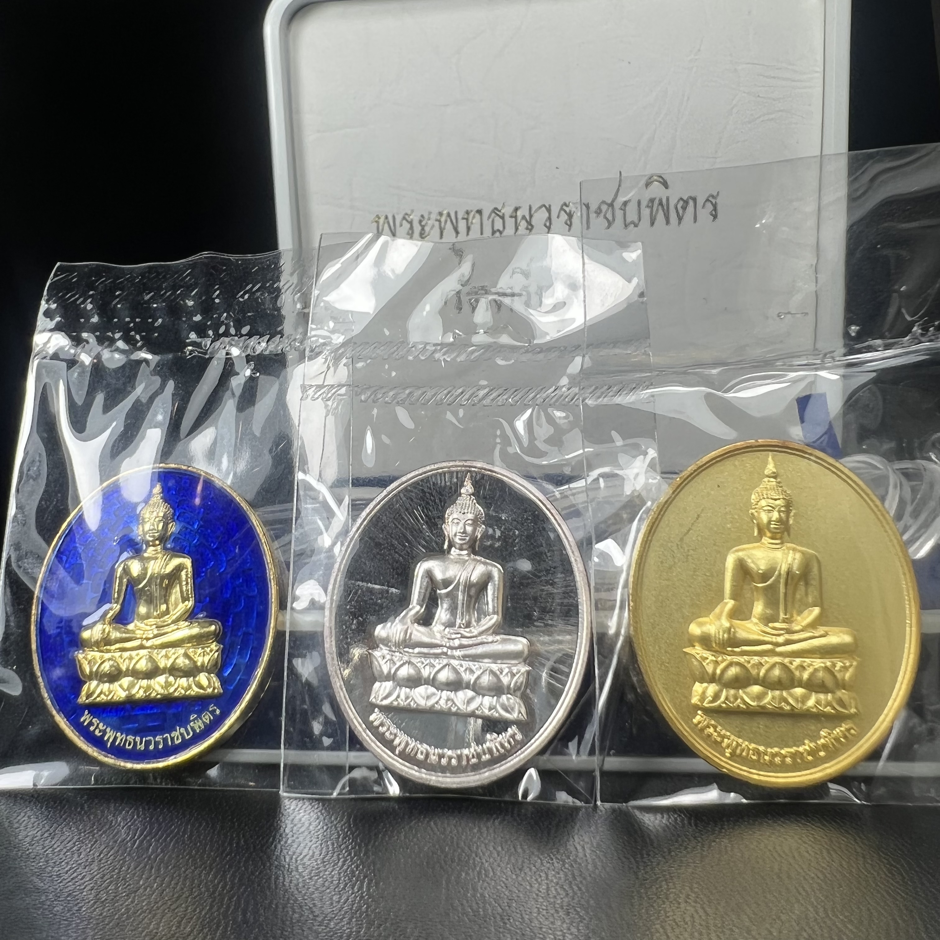 พระพุทธนวราชบพิตร ภปร. ที่ระลึก 7รอบ 84พรรษา รัชกาลที่ 9 วัดตรีทศเทพ จัดสร้าง พ.ศ. 2554 ชุดกรรมการ(หายากสร้าง 1ใน500ชุด)(รวม 4 รายการ)สภาพสวยซีนซองเดิมกล่องบรรจุเดิมครบสมบูรณ์