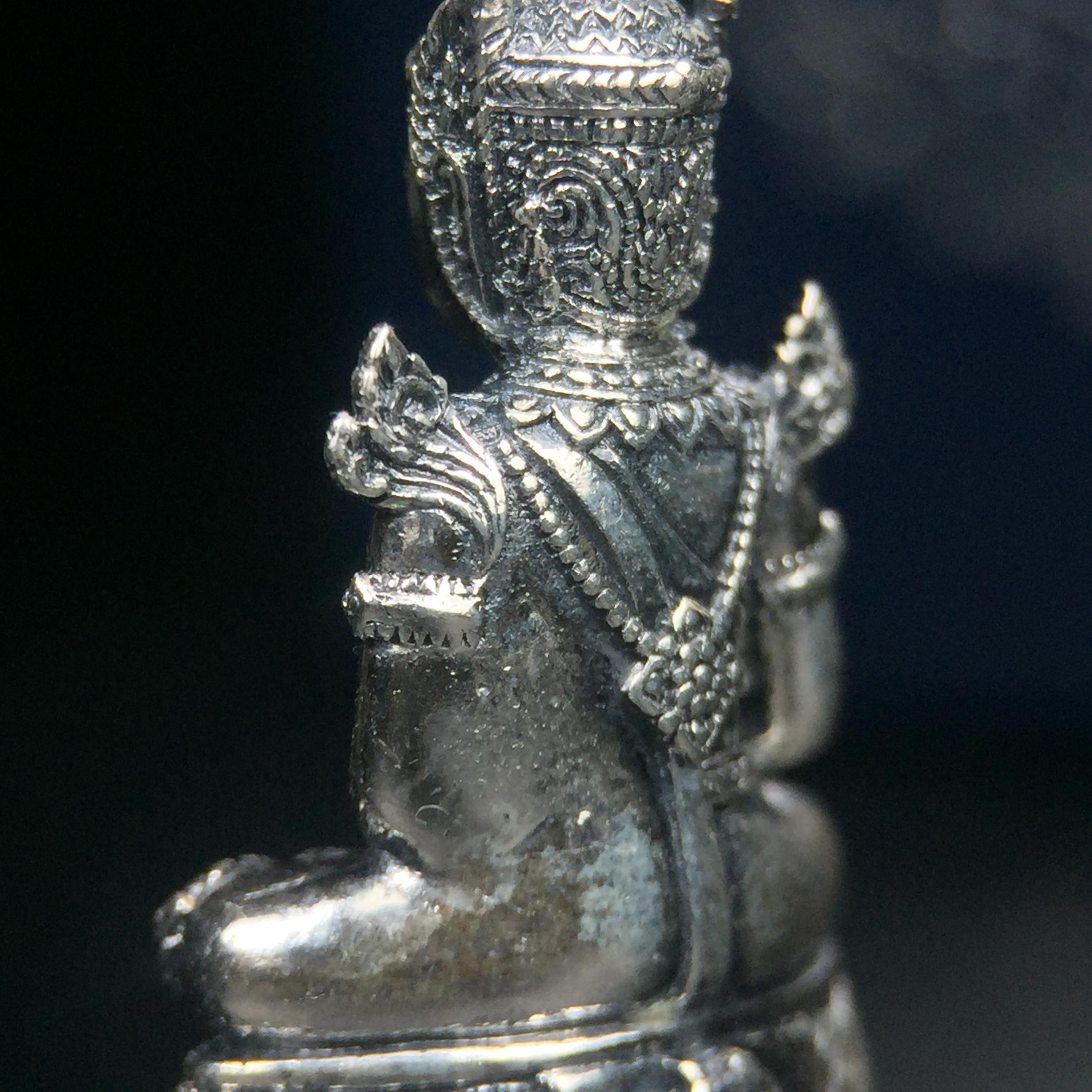 พระแก้วมรกต กรมสรรพสามิตจัดสร้างขึ้นเนื่องในโอกาสครบรอบ 64 ปีของกรมสรรพสามิต และเนื่องในวโรกาสที่พระบาทสมเด็จพระเจ้าอยู่หัวทรงครองราชย์ครบ 50 ปีในปีกาญจนาภิเษก เมื่อ พ.ศ.2539 เนื้อเงินรมดำขัดเงาพร้อมกล่องบรรจุเดิม