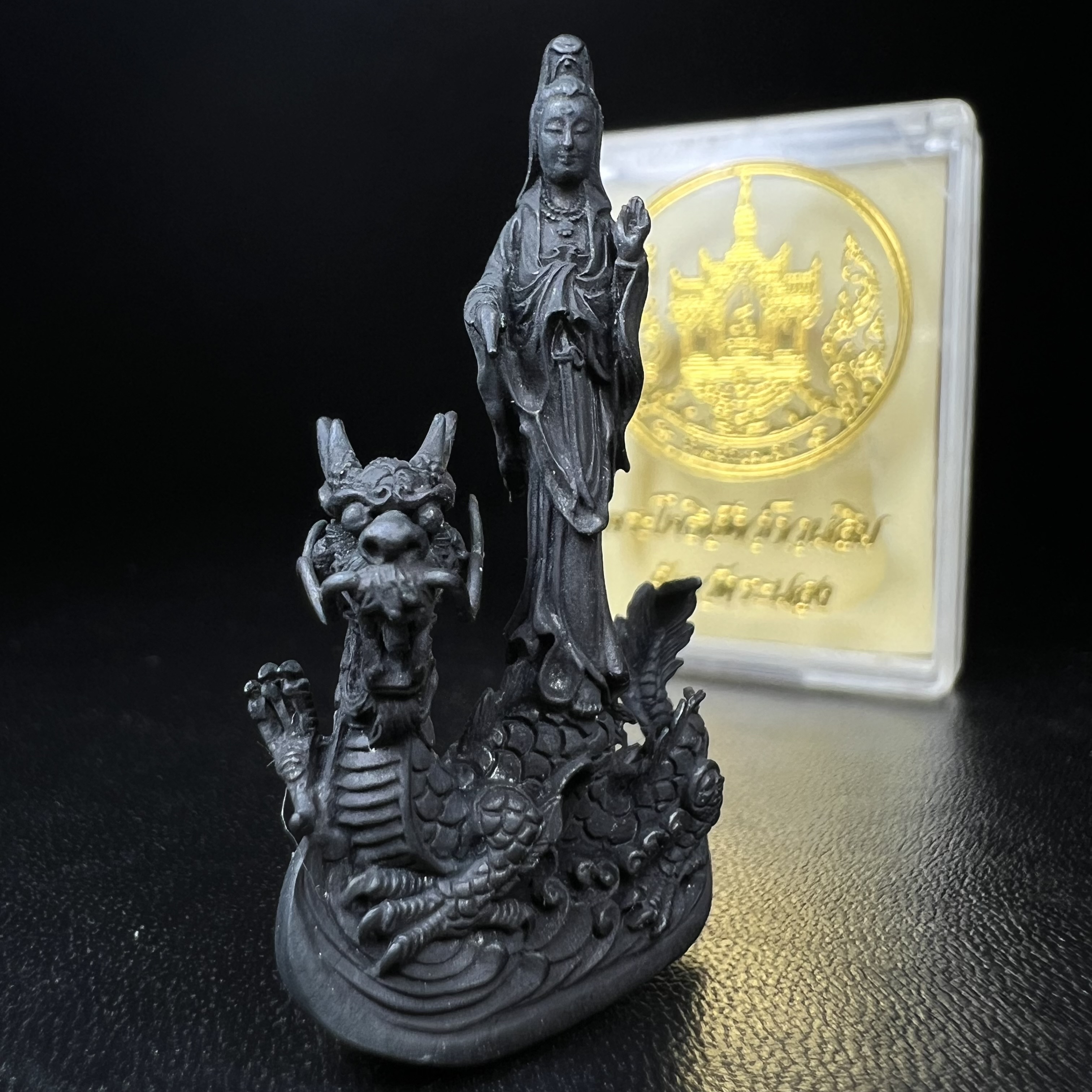 รูปหล่อลอยองค์พระโพธิสัตว์กวนอิม ทรงประทับมังกร จ.ระนอง พ.ศ.2539 เนื้อนวโลหะ พิมพ์ใหญ่(สวยงดงาม เข้มขลัง ทรงคุณค่า) เฉลิมฉลองในวโรกาสที่พระบาทสมเด็จพระเจ้าอยู่หัวทรงครองสิริราชสมบัติครบ 50 ปี(องค์หมายเลข๗๙๗๔)