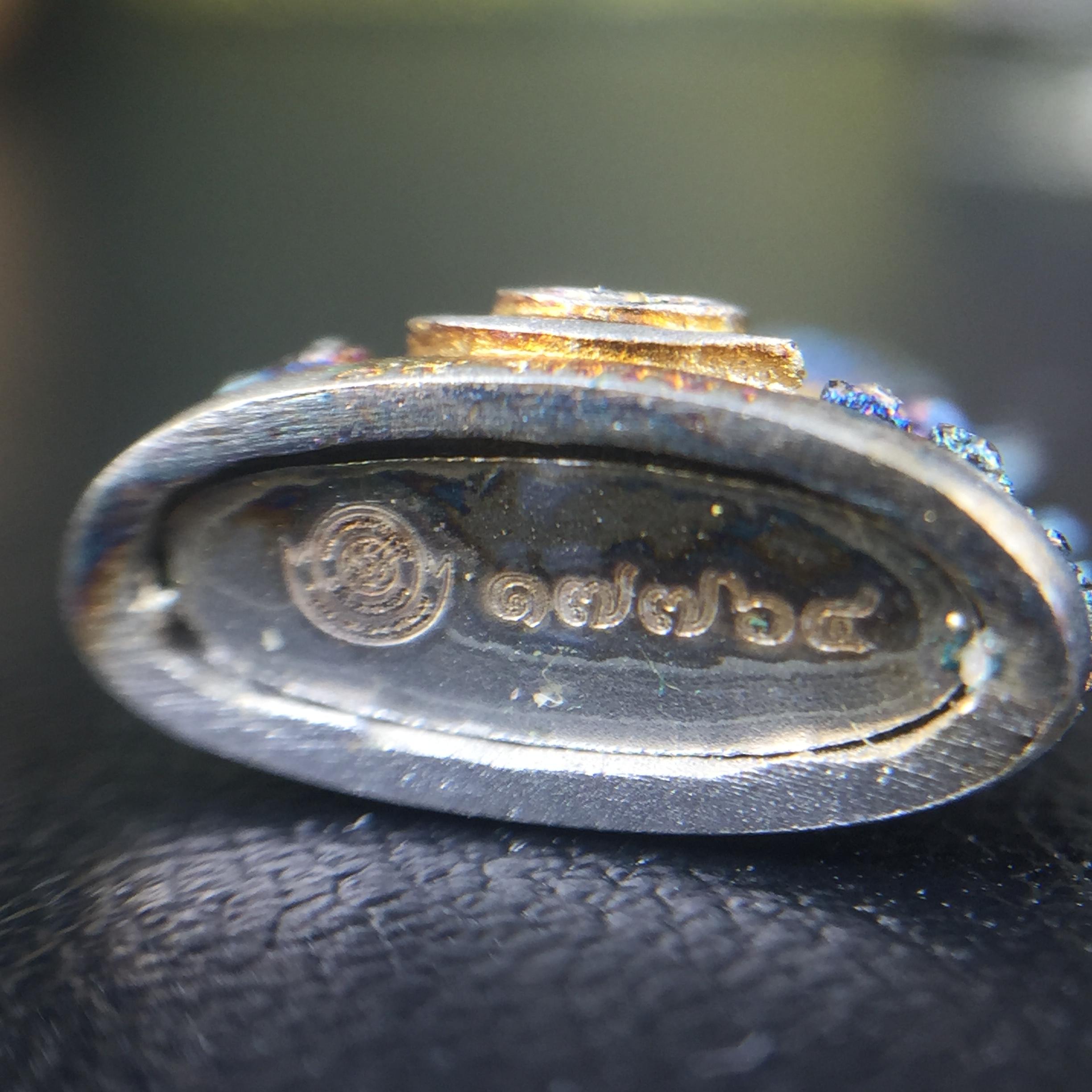 พระพุทธชินราช(จำลอง) ภปร. 84 พรรษา เนื้อเงินชุบทองคำขาว พิมพ์เล็กขนาดหน้าตัก 1/4 นิ้ว (สภาพผิวเดิมสวย ขึ้นสีรุ้งธรรมชาติ แบบนิยม)(พระราชทานมวลสาร จิตรลดาและเส้นพระเจ้า(เส้นผม))