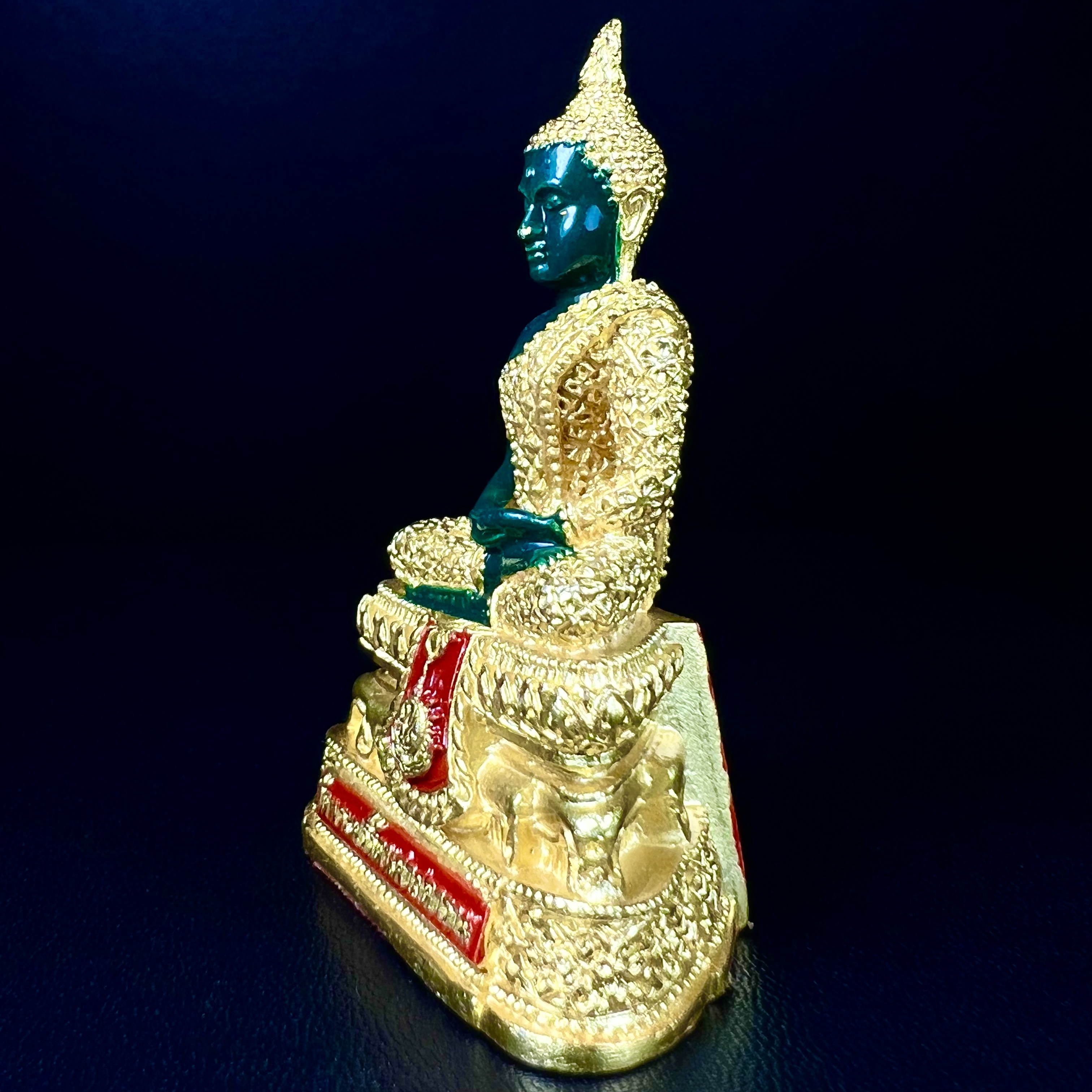 พระพุทธมหามณีรัตนปฏิมากร(พระแก้วมรกต) วัดพระศรีรัตนศาสดาราม สำนักพระราชวัง จัดสร้าง ฤดูฝน หน้าตัก 2 นิ้ว(บรรจุมวลสารใต้ฐาน)