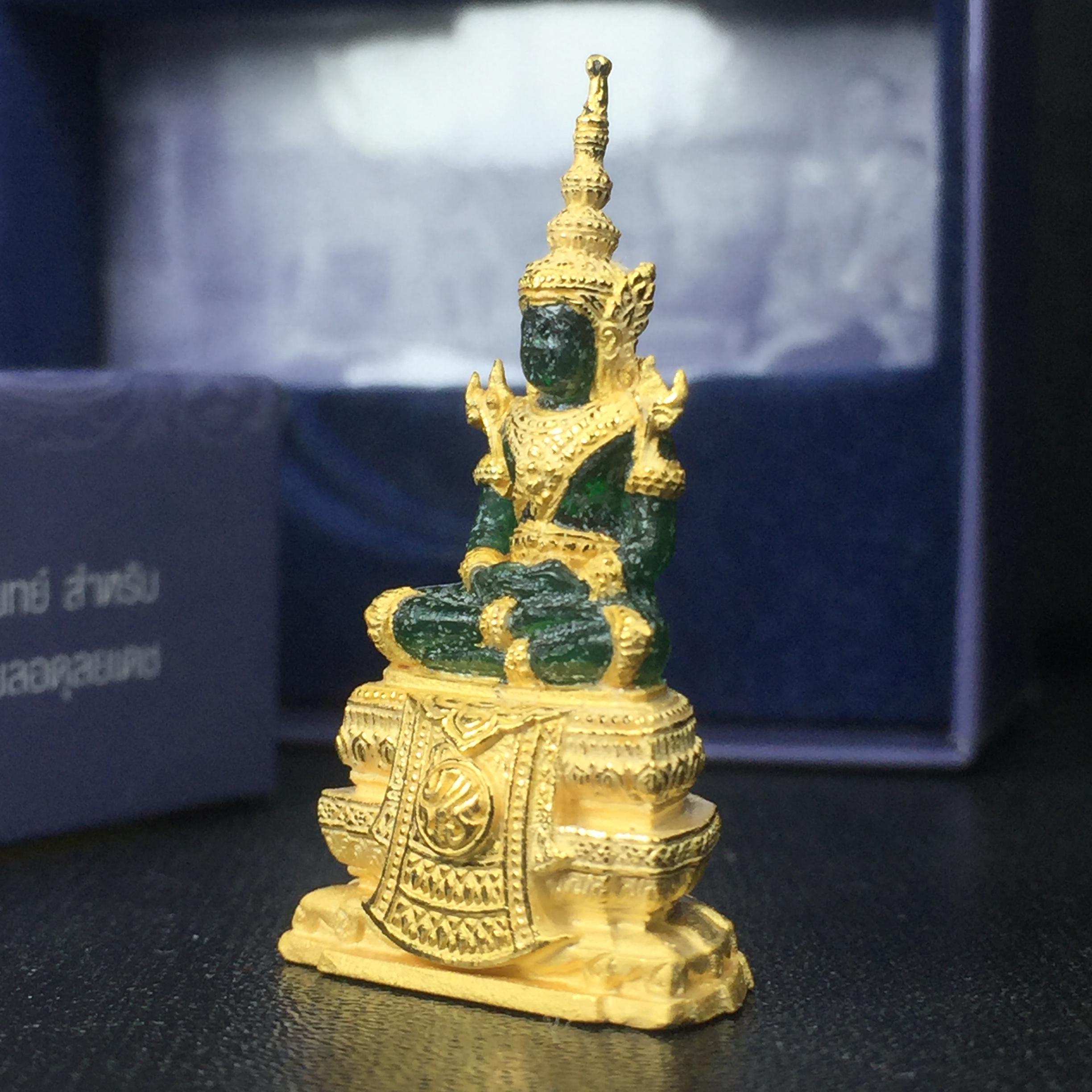 พระแก้วมรกต ภปร. ปี2547 จัดสร้างโดย รพ.ภูมิพลฯ ลอยองค์ หน้าตัก 1/2 นิ้ว เนื้อเรซิ่นหุ้มทองคำ99.99%