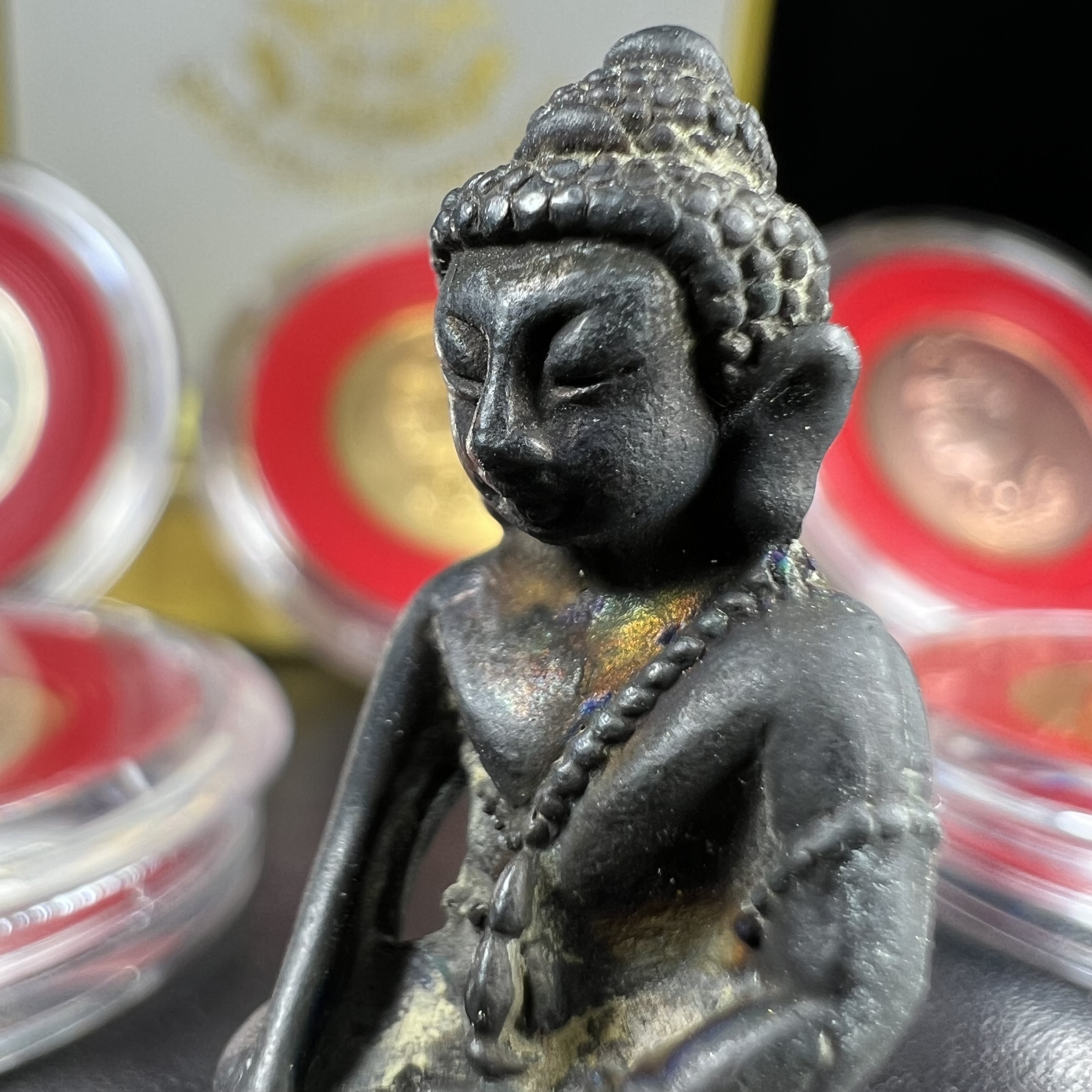 วัตถุมงคลคุ้มเกล้าฯ มหามงคลเฉลิมพระชนมพรรษา 6 รอบ รัชกาลที่ 9 ชุดพิเศษกรรมการ(สุดหายาก) (ในหลวงรัชกาลที่9 ทรงจุดไฟพระฤกษ์และเททอง พิธีใหญ่)ยอดนิยมหายาก