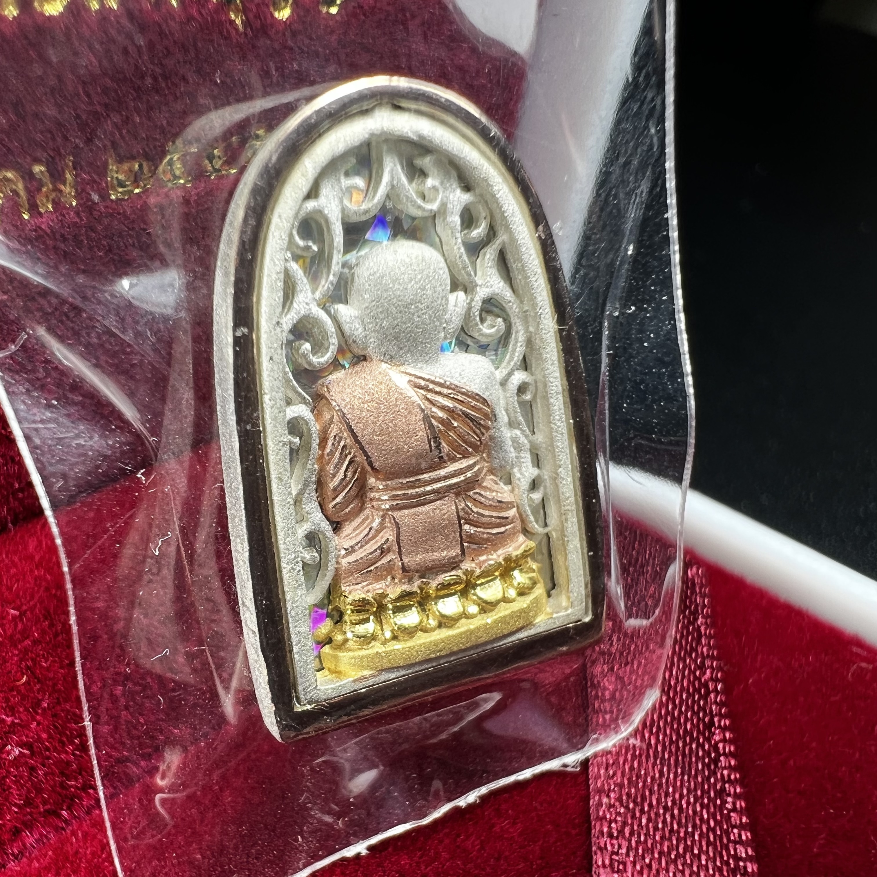 เหรียญหลวงพ่อทวด รุ่น มงคลบารมี วัดประสาทบุญญาวาส ปี 2545 เนื้อเงินสามกษัตริย์ พิมพ์ทรงพระรอด(ขนาด 2.2*1.5 ซม.)ฉลุลายฉากพื้นหลังสามมิติเปลือกหอยมุกสวยงาม ตอกโค๊ต ก(กรรมการ)พร้อมกล่องบรรจุเดิม