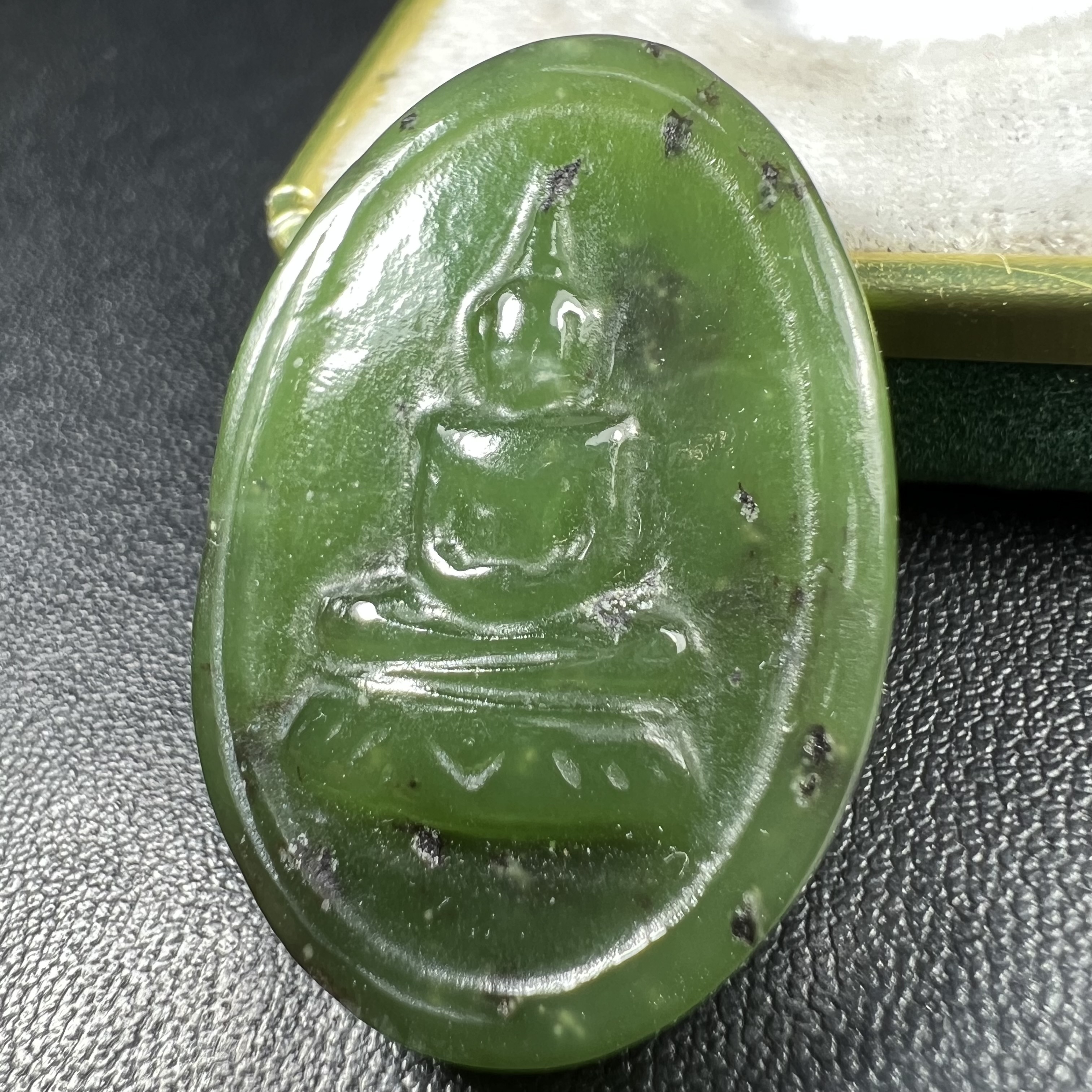 เหรียญหยกพระแก้วมรกต ชนิดกลมรูปไข่ วัดพระแก้วเชียงราย ปี 2534 ที่ระลึก 90 พรรษา สมเด็จย่า (ในหลวงรัชกาลที่9เสด็จเจิมพระสุหร่ายในพิธี)1 ใน 2534 องค์(หายาก)สุดยอดมงคลอีกหนึ่งรายการที่แนะนำ สภาพผิวหยกสวยมาพร้อมกล่องบรรจุเดิมครบสมบูรณ์